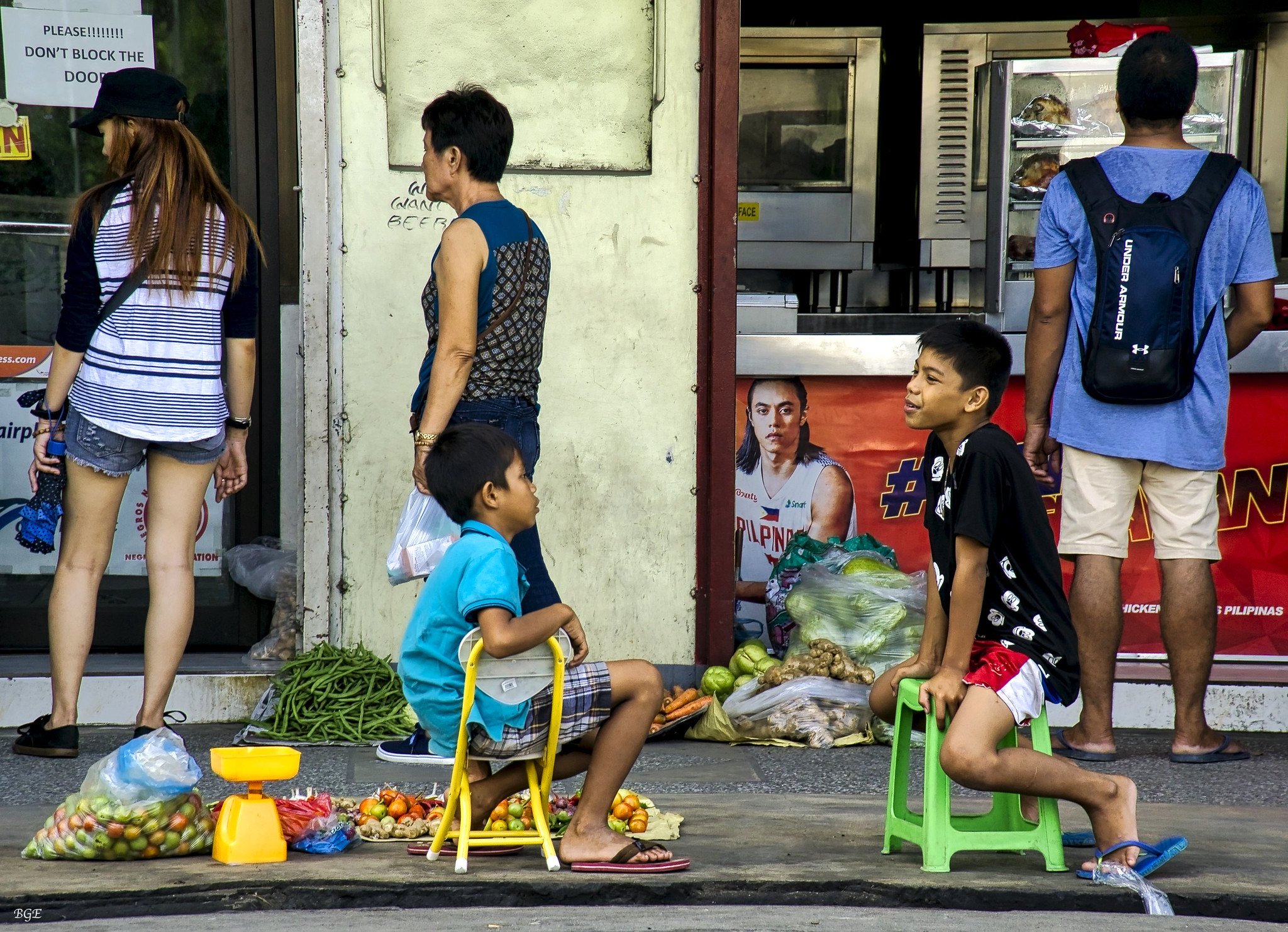 Niños conversando mientras muestran vegetales en una acera. | Imagen: Flickr Niños conversando mientras muestran vegetales en una acera. | Imagen: Flickr