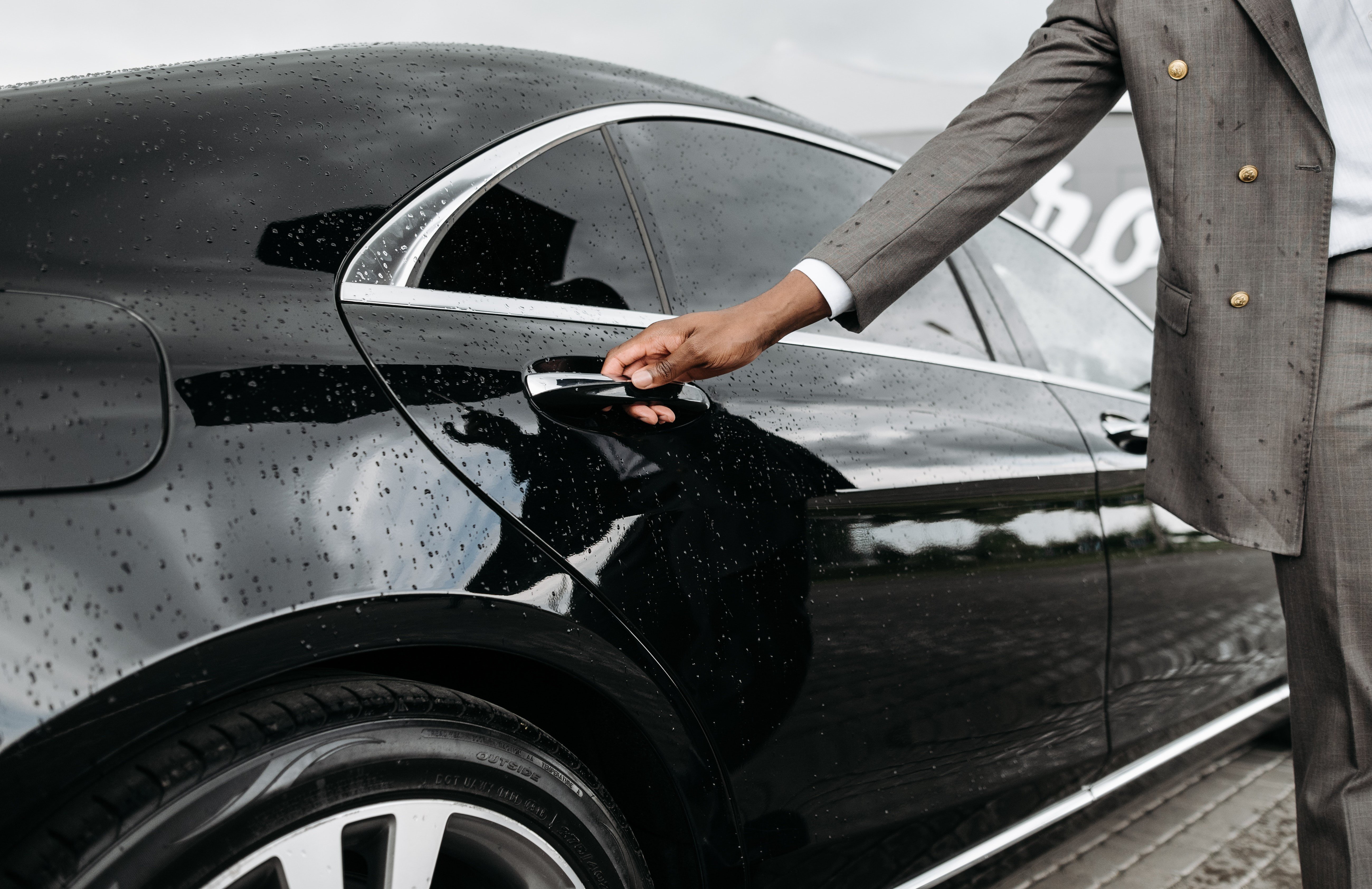 The man insisted that OP get into his car. | Source: Pexels