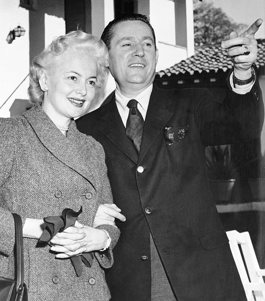 Olivia de Haviland photographiée avec son fiancé, Pierre Galante, qui vient d'arriver de Paris. | Photo : Getty Images