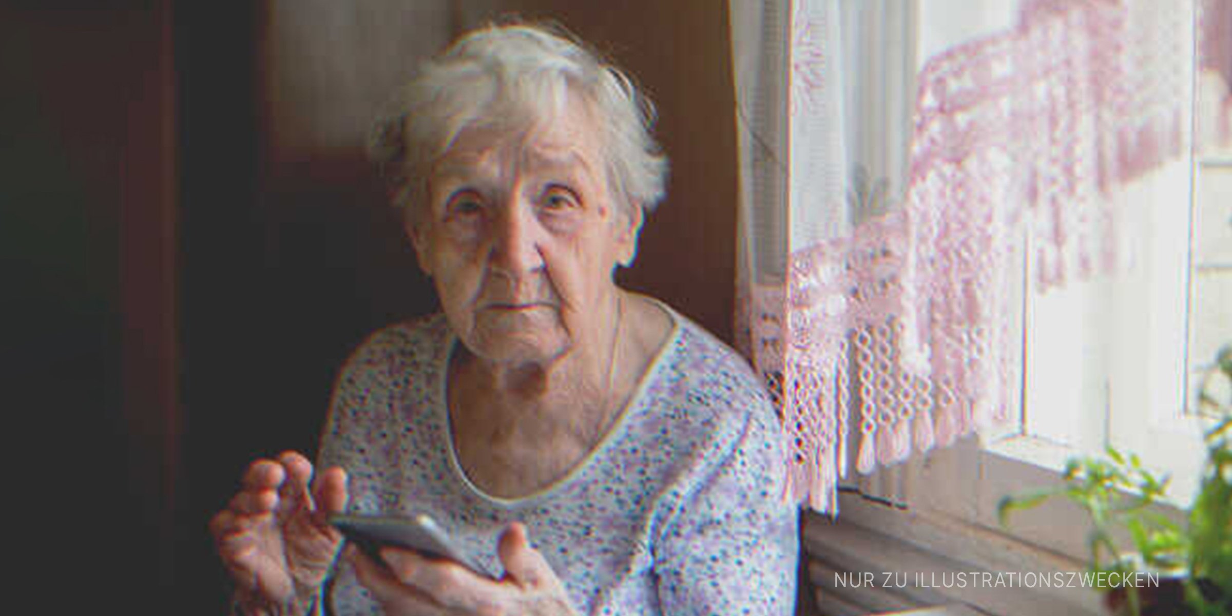 Ältere Frau überprüft ihr Telefon | Quelle: Shutterstock