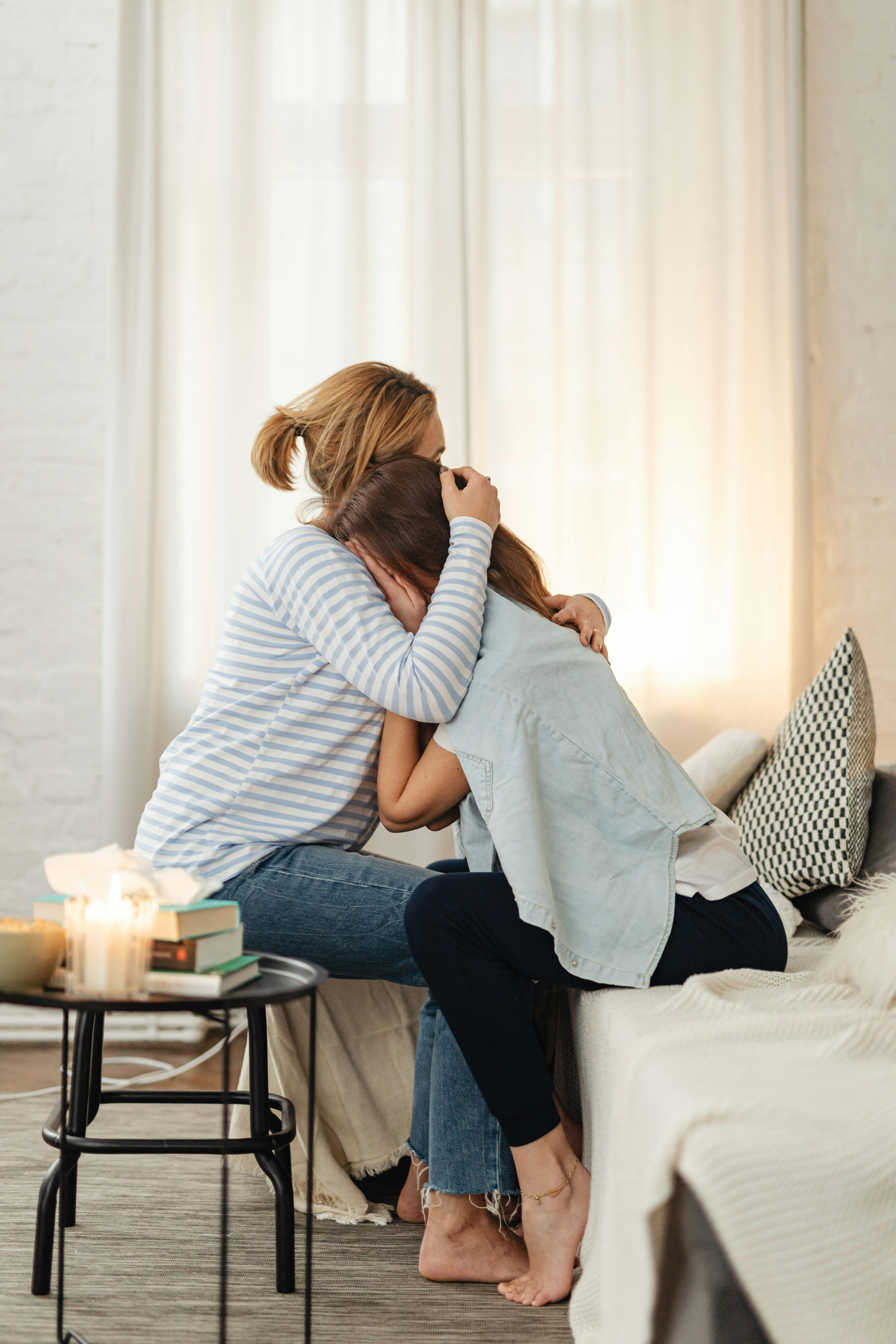 Woman consoles her daughter | Source: Pexels