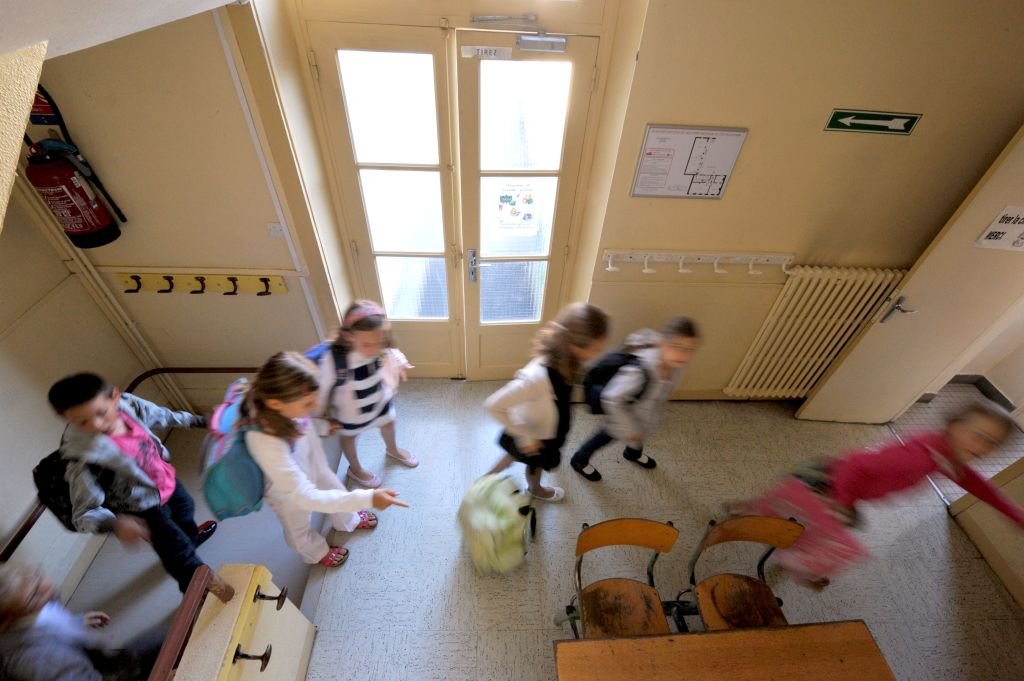 Des enfants de la maternelle montant des escaliers. | Photo : Getty Images