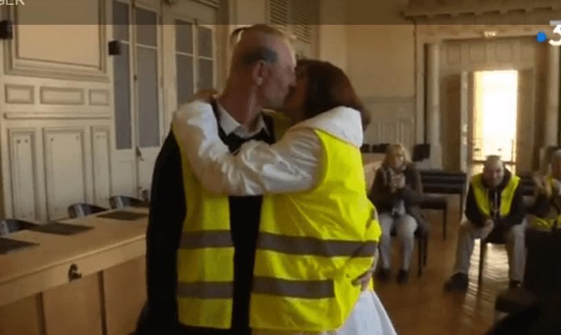 Christel et Ennrick s'embrassent à la cérémonie de leur mariage à la mairie de Montluçon, le 16 février 2019 | Photo: France 3 Auvergne