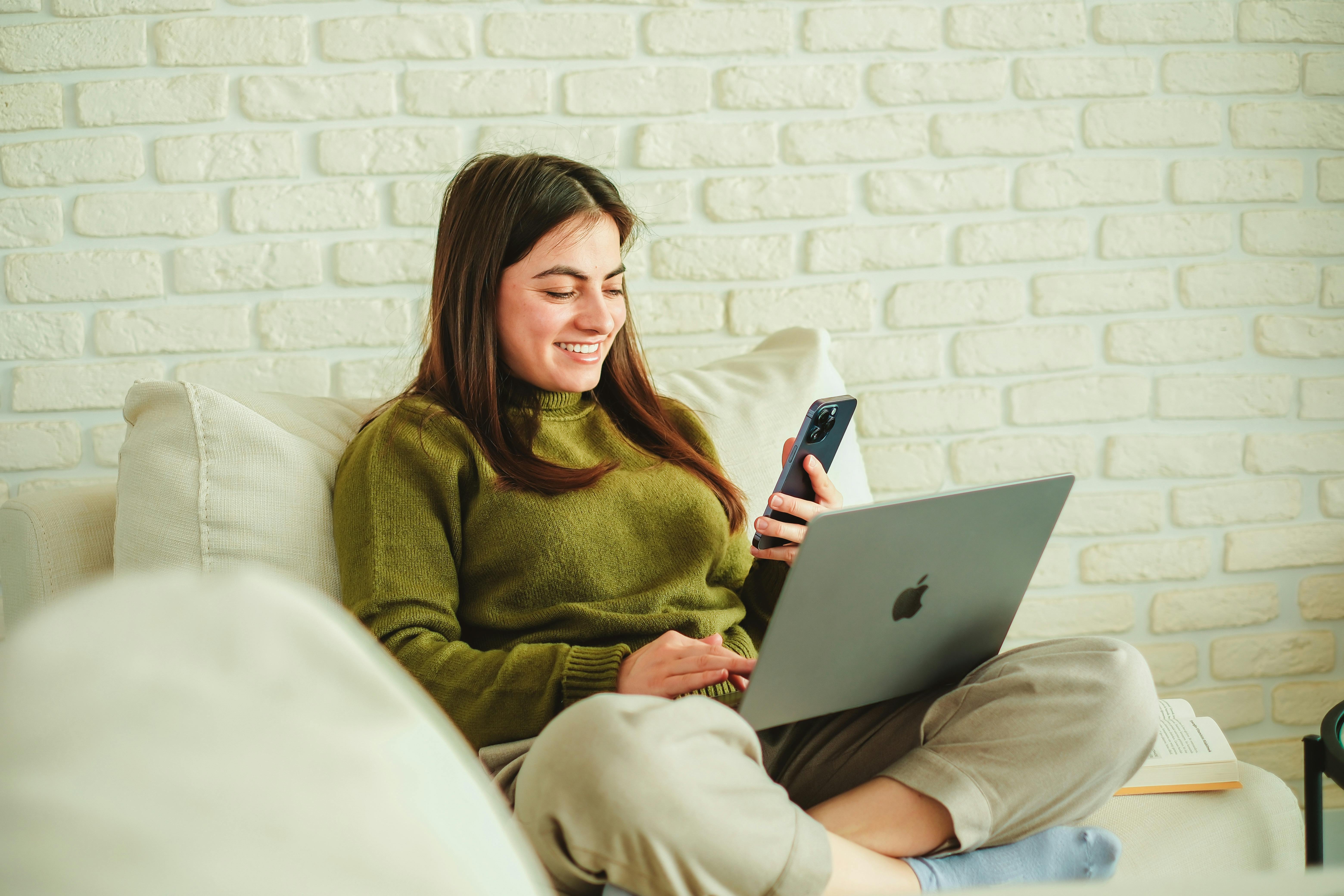 Uma mulher falando ao telefone | Fonte: Pexels