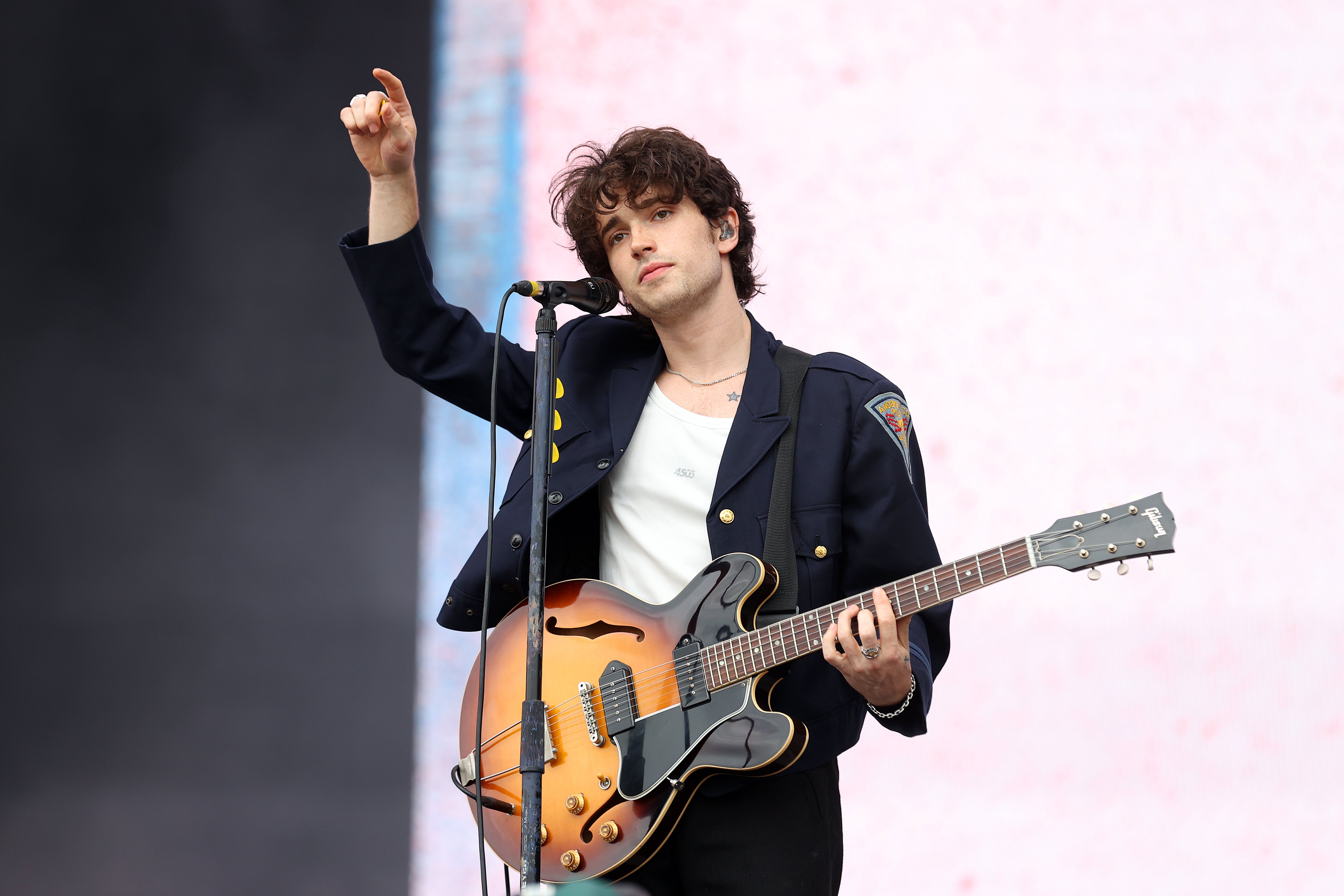 Elijah Hewson performing on stage for the "Inhaler" at the Reading Festival on August 27, 2021, in Reading, England | Source: Getty Images