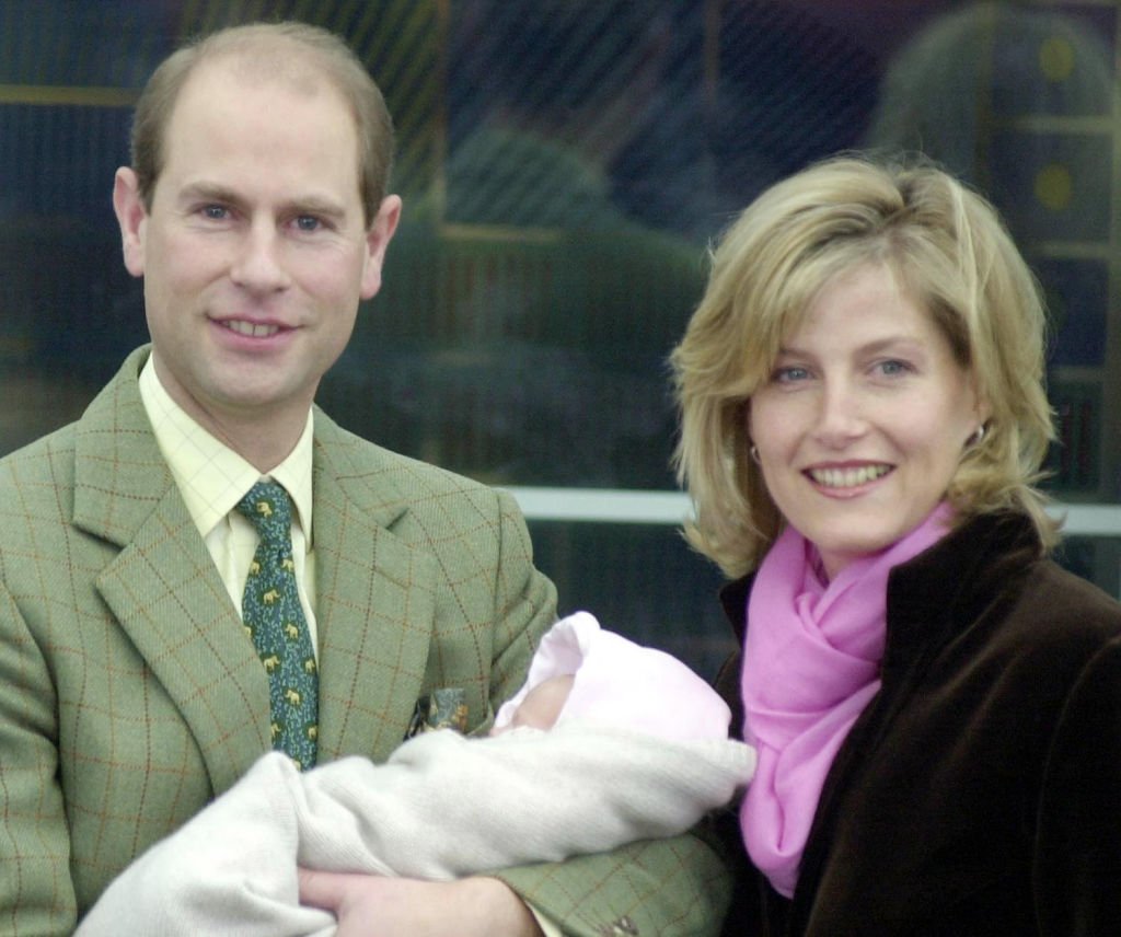 El Conde y la Condesa de Wessex salen del Hospital Frimley Park en Surrey con su hija.| Foto: Getty Images El Conde y la Condesa de Wessex salen del Hospital Frimley Park en Surrey con su hija.| Foto: Getty Images
