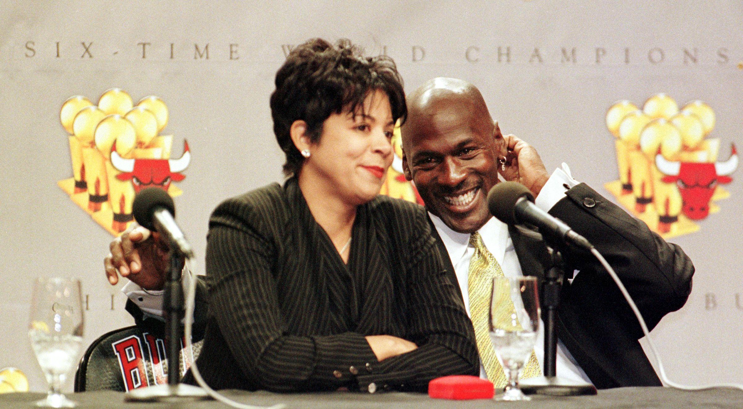 Michael Jordan and Juanita Vanoy at a press conference on January 13, 1999 in Chicago | Source: Getty Images