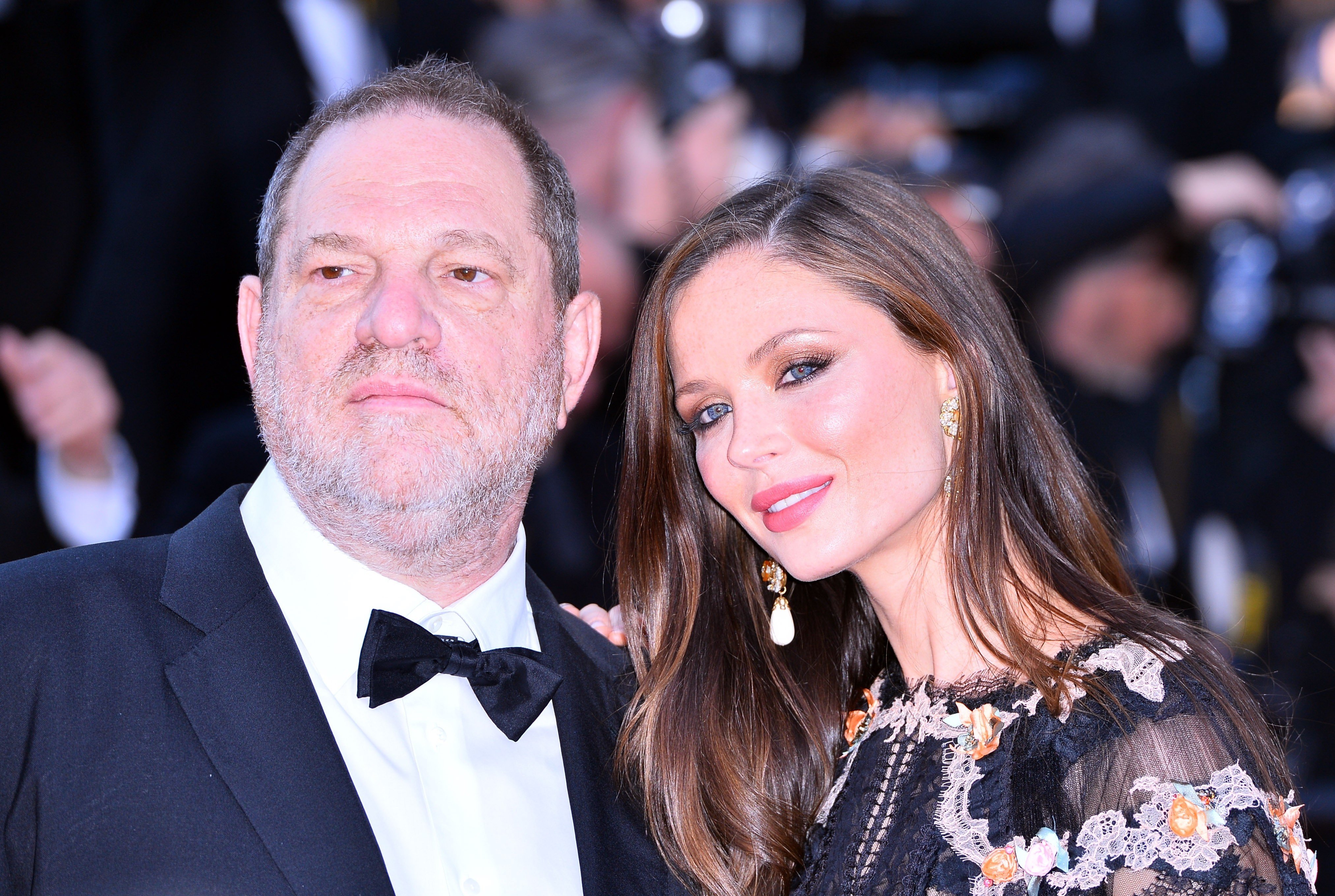 Una foto de archivo del 22 de mayo de 2015 muestra al productor estadounidense Harvey Weinstein y su esposa Georgina Chapman asistiendo a la proyección de la película 'El Principito' en el 68 ° festival internacional de cine de Cannes, Francia. | Foto: Getty Images