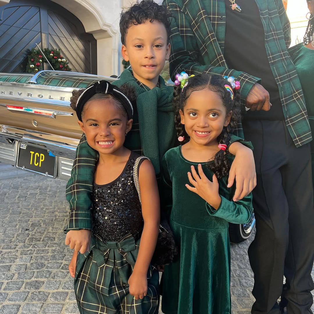 Cordoba, Zion, and Broadus pictured in coordinating attires, dated August 2023 | Source: Instagram/kalvinloves