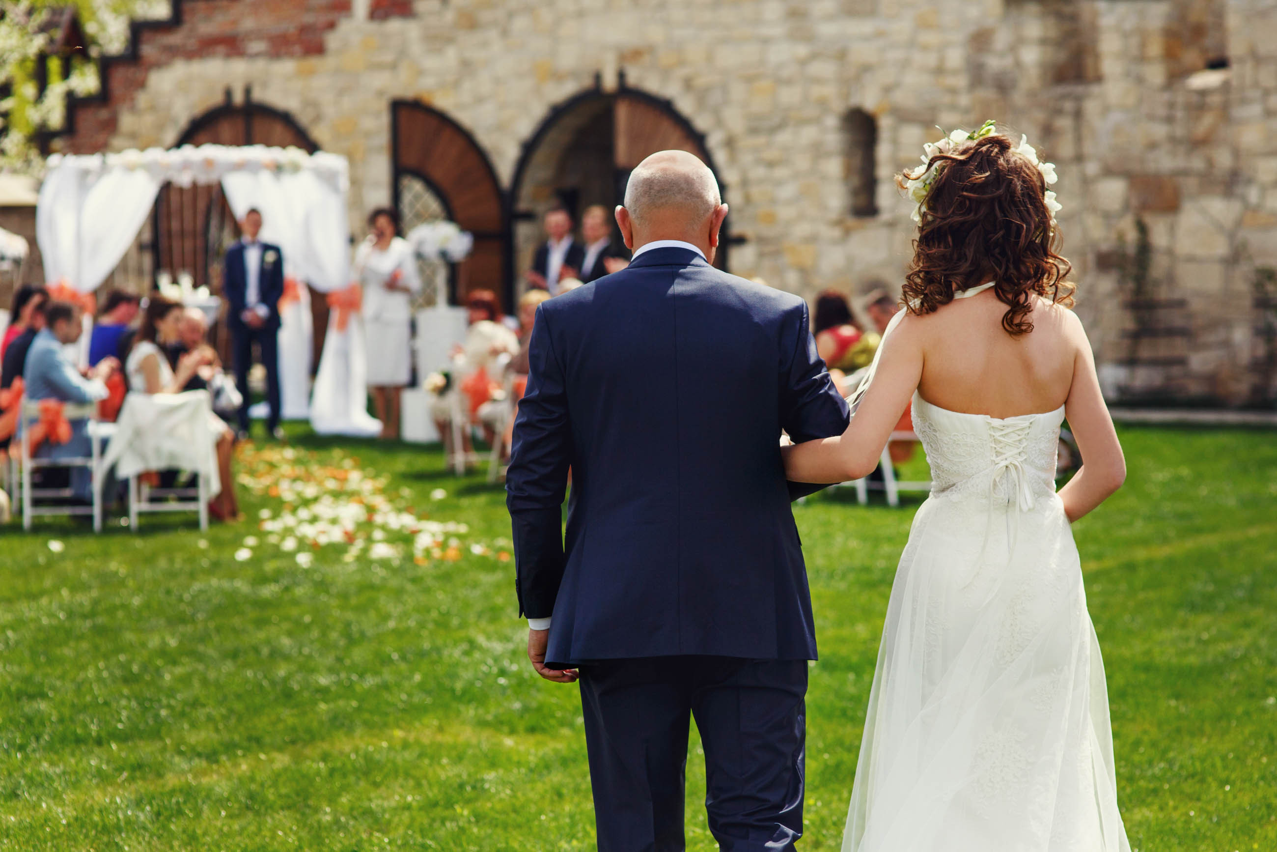 A bride walks down the aisle with her father. | Source: Shutterstock