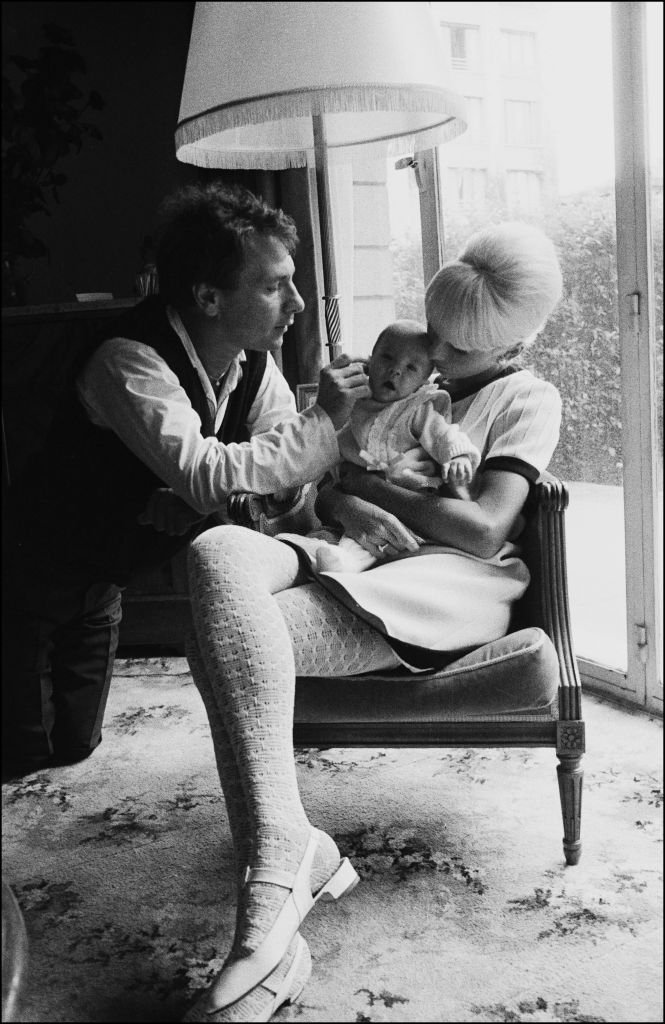 Maurice Jarre, Dany Saval et leur fille Stéfanie chez eux, en mai 1966. | Photo : Getty Images