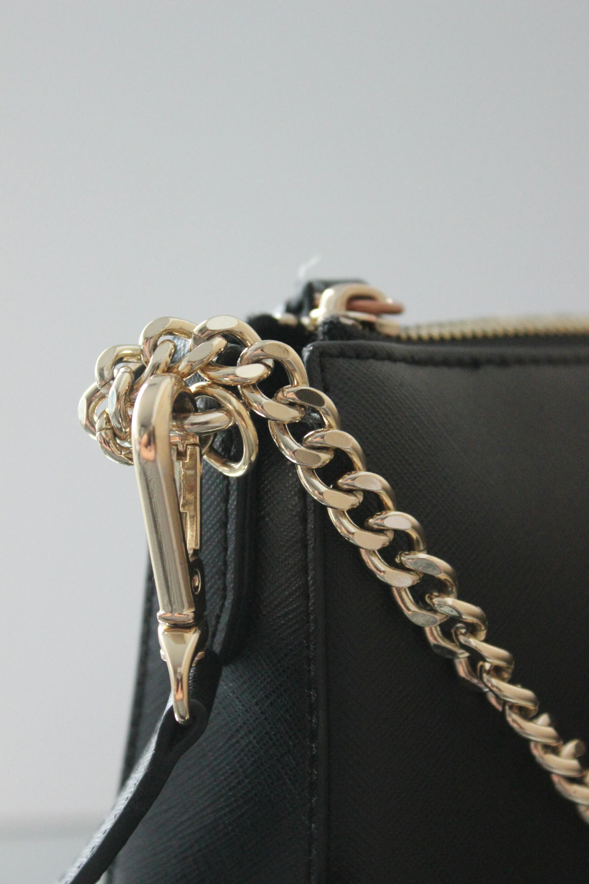 A close-up shot of a bag with a golden chain | Source: Pexels