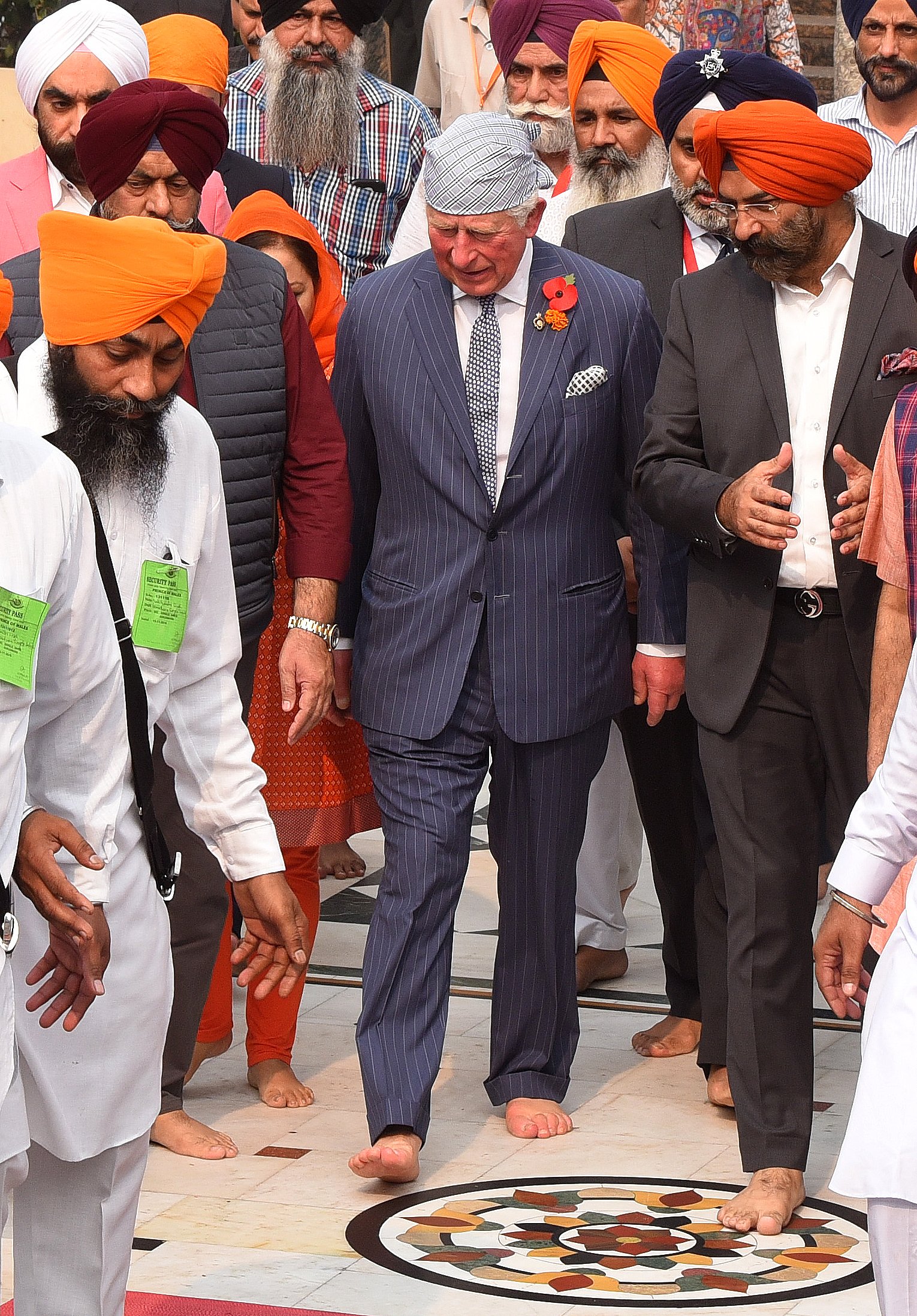 Prinz Charles während seines Besuchs in Gurudwara Bangla Sahib zur Feier des 550. Geburtstags von Guru Nanak am 13. November 2019 in Neu-Delhi, Indien | Quelle: Getty Images