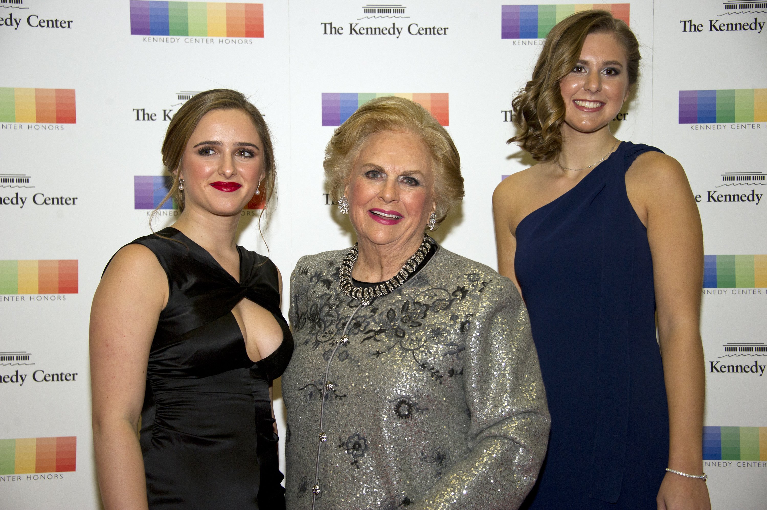  Jacqueline B. Mars and granddaughters Graysen Airth  and Katherine Burgstahle rat the Artist's Dinner honoring the recipients of the 39th Annual Kennedy Center Honors in Washington, D.C. on December 3, 2016 | Photo: GettyImages