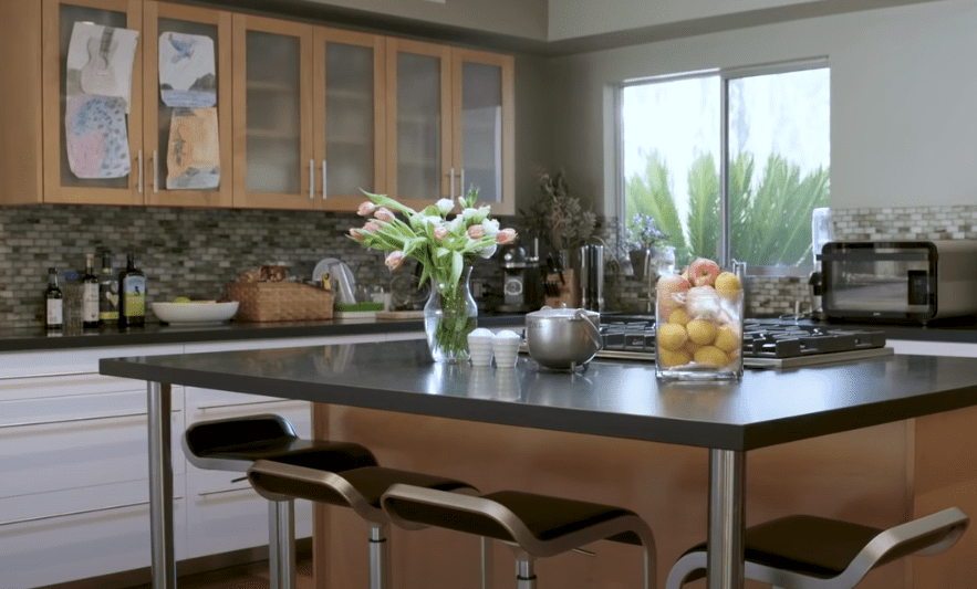 Sean Murray and Carrie James's Encino, California home: their kitchen | Photo: YouTube/People
