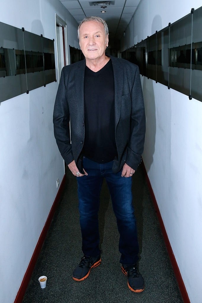 PARIS, FRANCE - 15 DÉCEMBRE : L'acteur Yves Rénier assiste à l'émission "Vivement Dimanche" le 15 décembre 2015 à Paris, France.| Photo : Getty Images