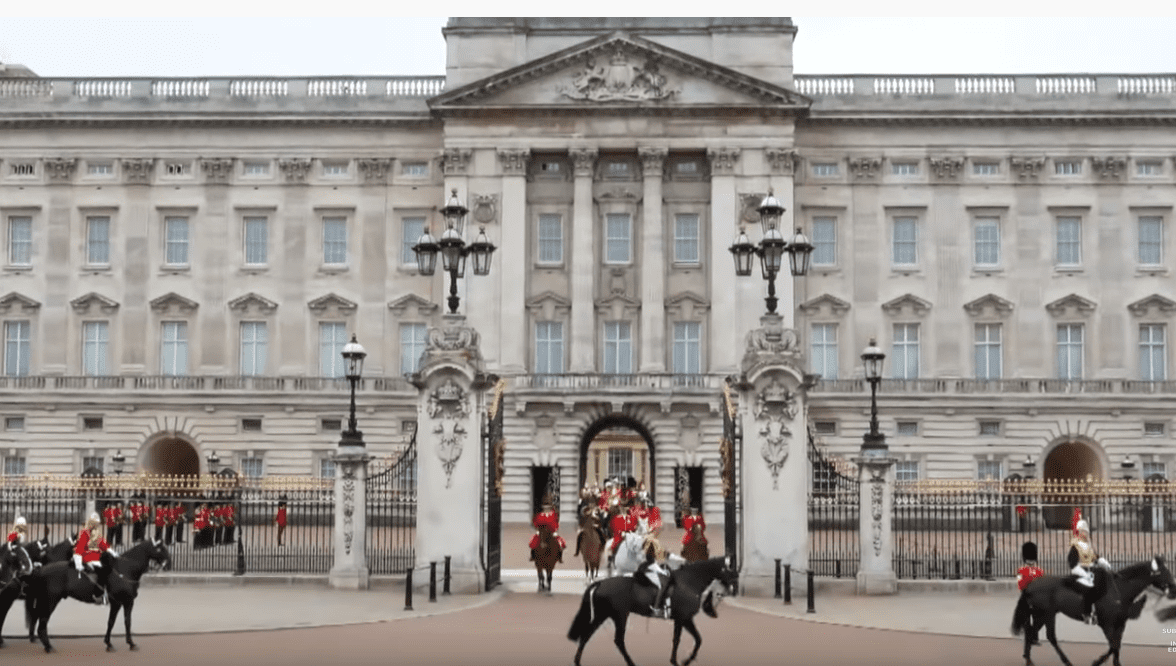 Buckingham Palace, Londres, Angleterre. | Image: YouTube / Inside Edition Buckingham Palace, Londres, Angleterre. | Image: YouTube / Inside Edition