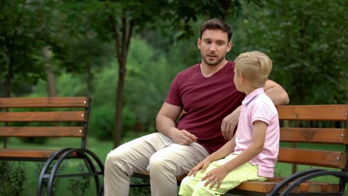 Conversation entre père et fils au parc | Photo : shutterstock Conversation entre père et fils au parc | Photo : shutterstock