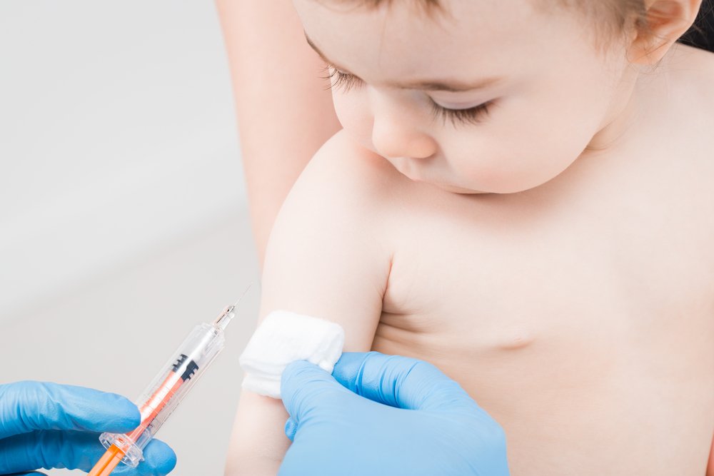 Pediatra vacunando a un bebé en el brazo. Fuente: Shutterstock Pediatra vacunando a un bebé en el brazo. Fuente: Shutterstock