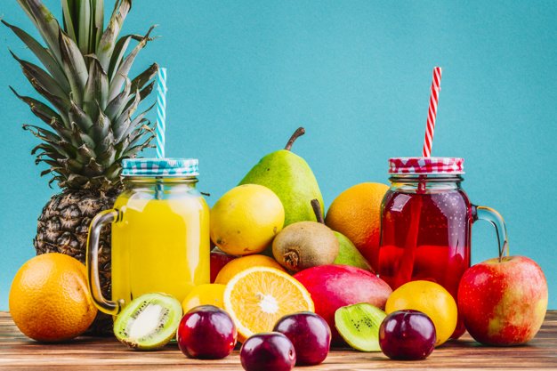 Frutas frescas junto a dos jarras de juego natural. │Foto: Freepik