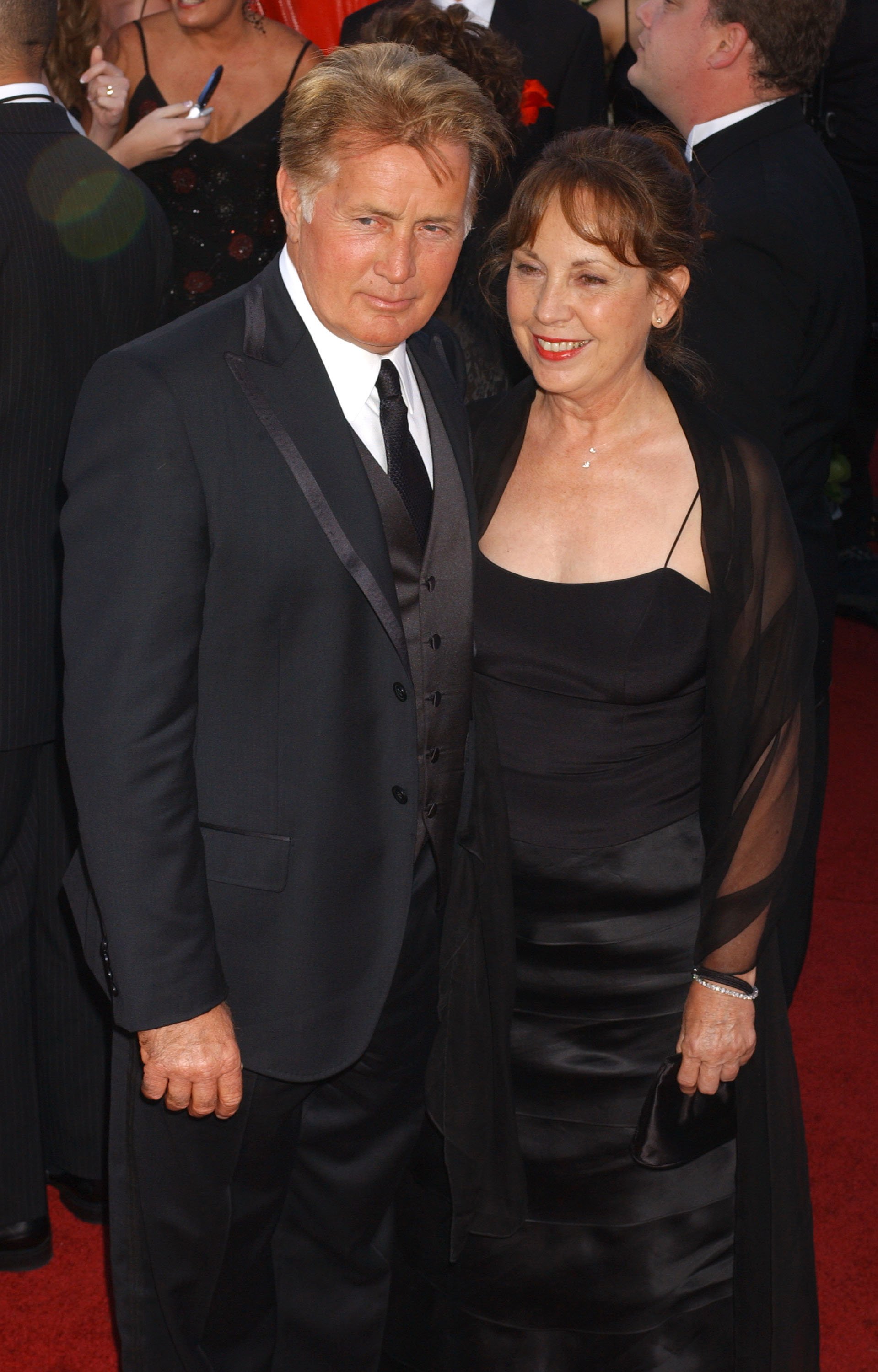 Martin Sheen and his wife Janet Templeton attend the 56th Annual Primetime Emmy Awards on September 19, 2004.┃Source: Getty Images