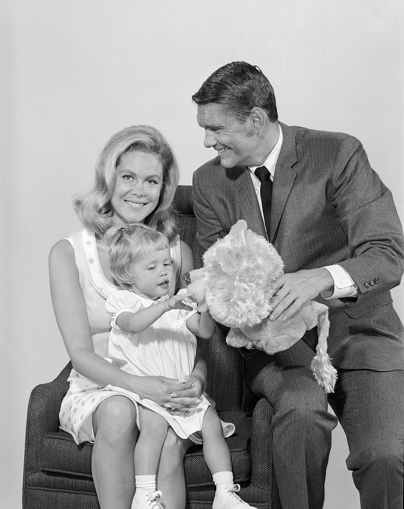 Elizabeth Montgomery, Dick York, and Erin Murphy on the set of "Bewitched" in 1969 | Photo: Getty Images
