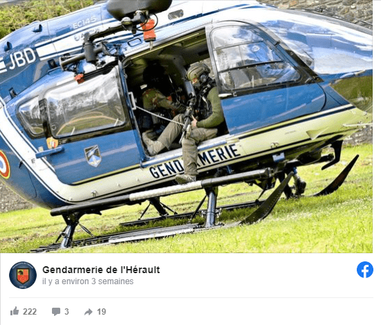 Capture d'écran d'une photo de gendarmes à bord d'un hélicoptère | Photo : facebook.com/GendarmeriedelHerault/
