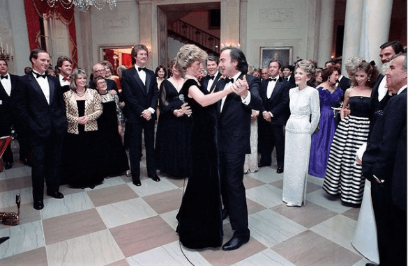 Neil Diamond and Princess Diana dancing during a White House dinner. | Source: Instagram.com/petesouza/