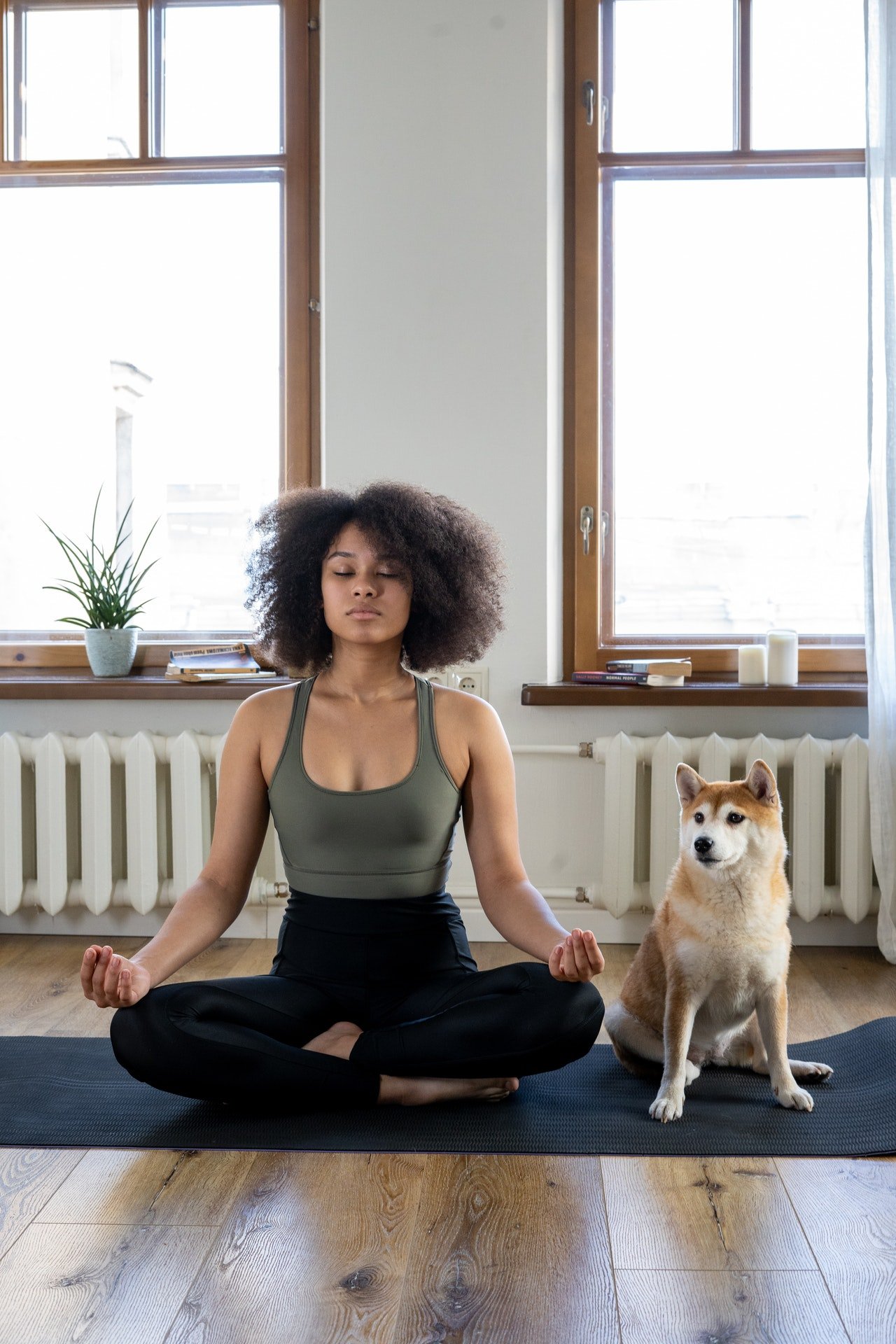 Dama haciendo yoga.| Foto: Pexels