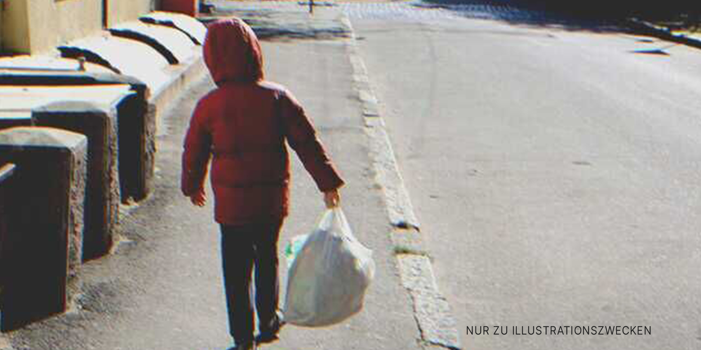 Junge trägt einen Müllsack | Quelle: Shutterstock