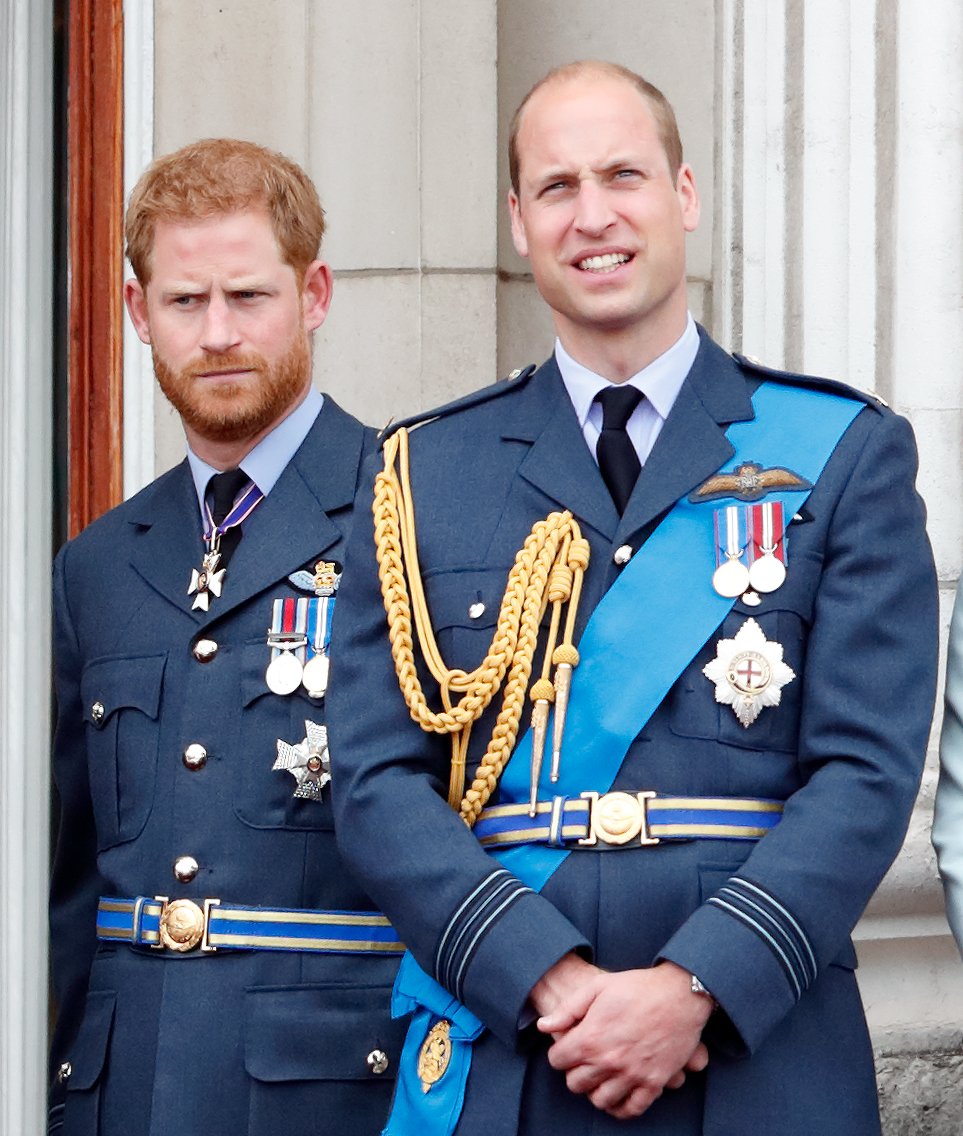 Prinz Harry, Herzog von Sussex, und Prinz William, Herzog von Cambridge, beobachten am 10. Juli 2018 vom Balkon des Buckingham Palace in London, England, einen Vorbeiflug anlässlich des hundertjährigen Bestehens der Royal Air Force. | Quelle: Getty Images