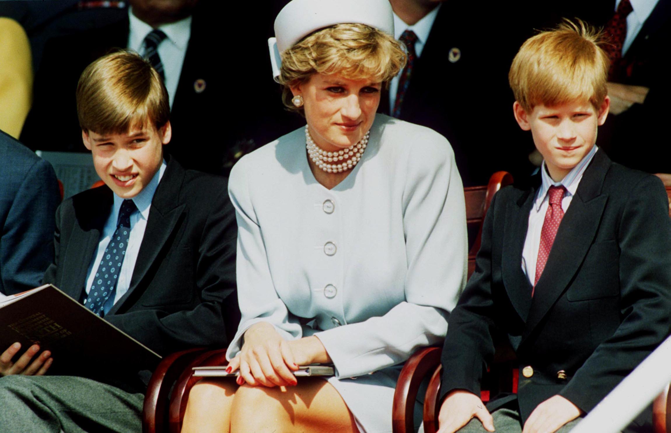 La princesa Diana con sus hijos, el príncipe William y el príncipe Harry, en el servicio de conmemoración de los Jefes de Estado en Hyde Park el 7 de mayo de 1995, en Londres, Inglaterra. | Foto: Getty Images