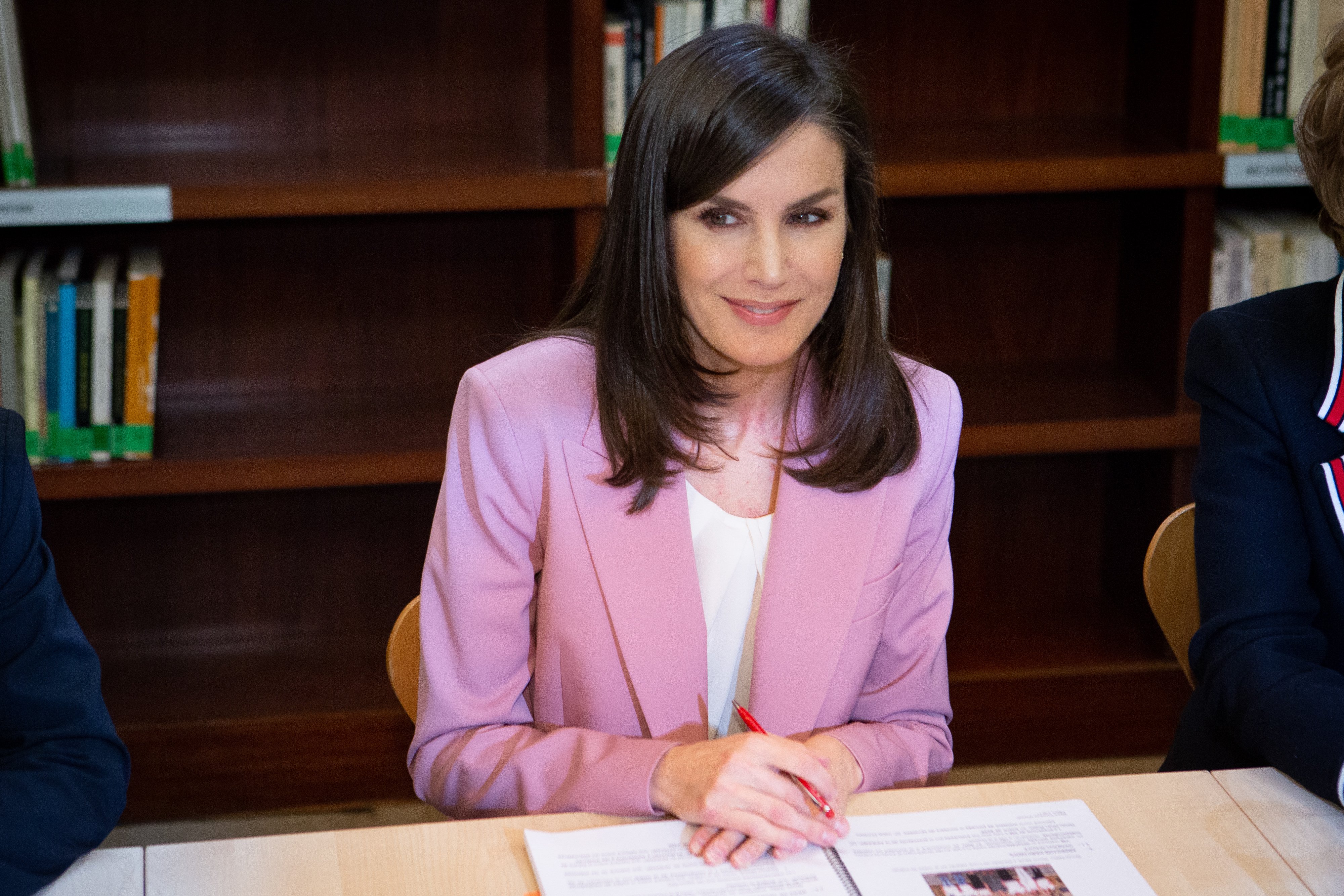 La Reina Letizia de España asiste a una reunión con la asociación de mujeres prostitutas APRAMP el 6 de marzo de 2020 en Madrid, España. | Foto: Getty images
