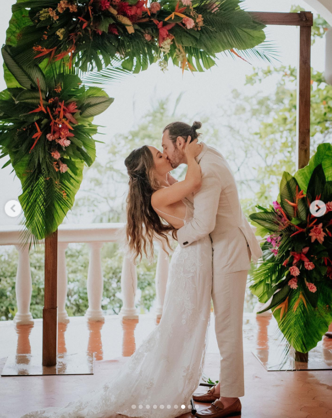 Sean Harmon and Courtney Prather on their wedding day on November 11, 2022, in Nosara, Costa Rica | Source: Instagram/courtneyprather