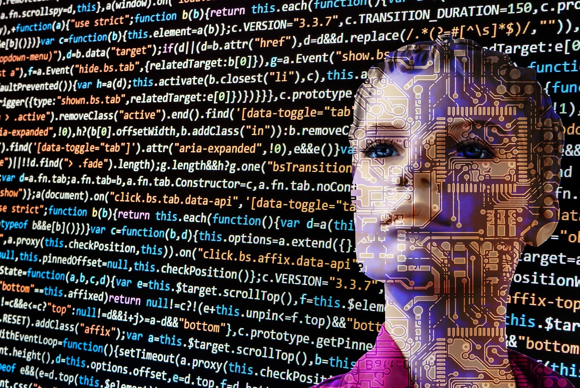 Mujer mirando códigos en una computadora. | Foto: Pixabay