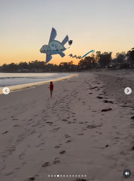 Daisy Dove pictured flying a kite, dated August 2025 | Source: Instagram/orlandobloom