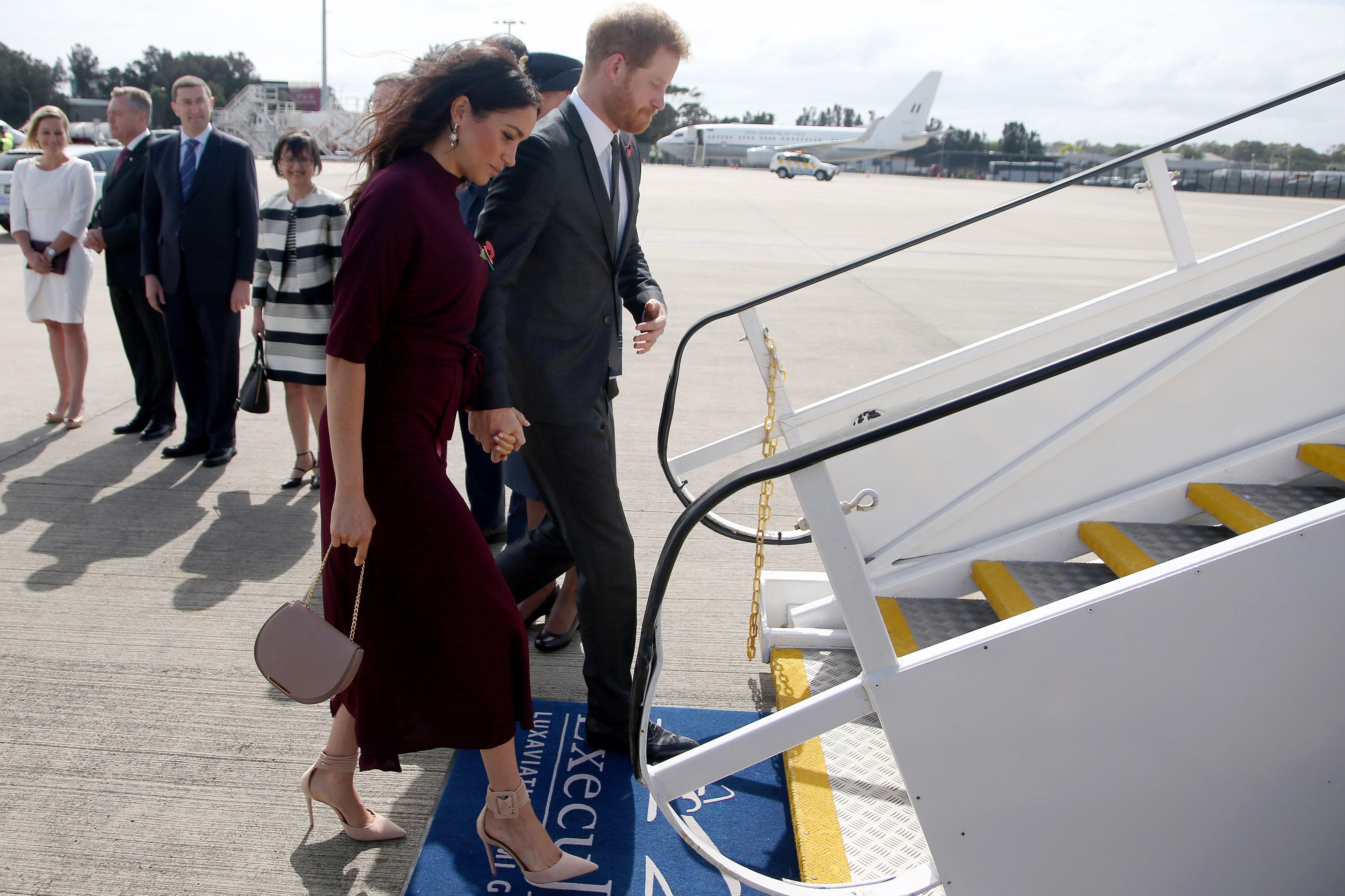 Meghan Markle and Prince Harry board a plane for New Zealand from Sydney airport on October 28, 2018 | Source: Getty Images