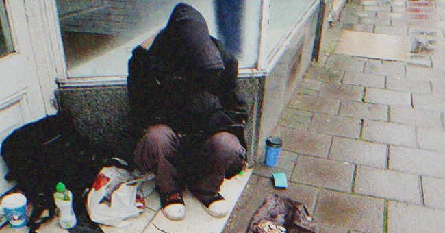 Der obdachlose Teenager vor dem Laden half Eva, ihre Handtasche zu holen. | Quelle: Shutterstock