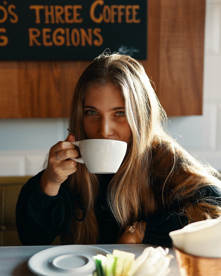 Roger kaufte dem Mädchen etwas zu essen und eine Tasse Kaffee | Quelle: Unsplash