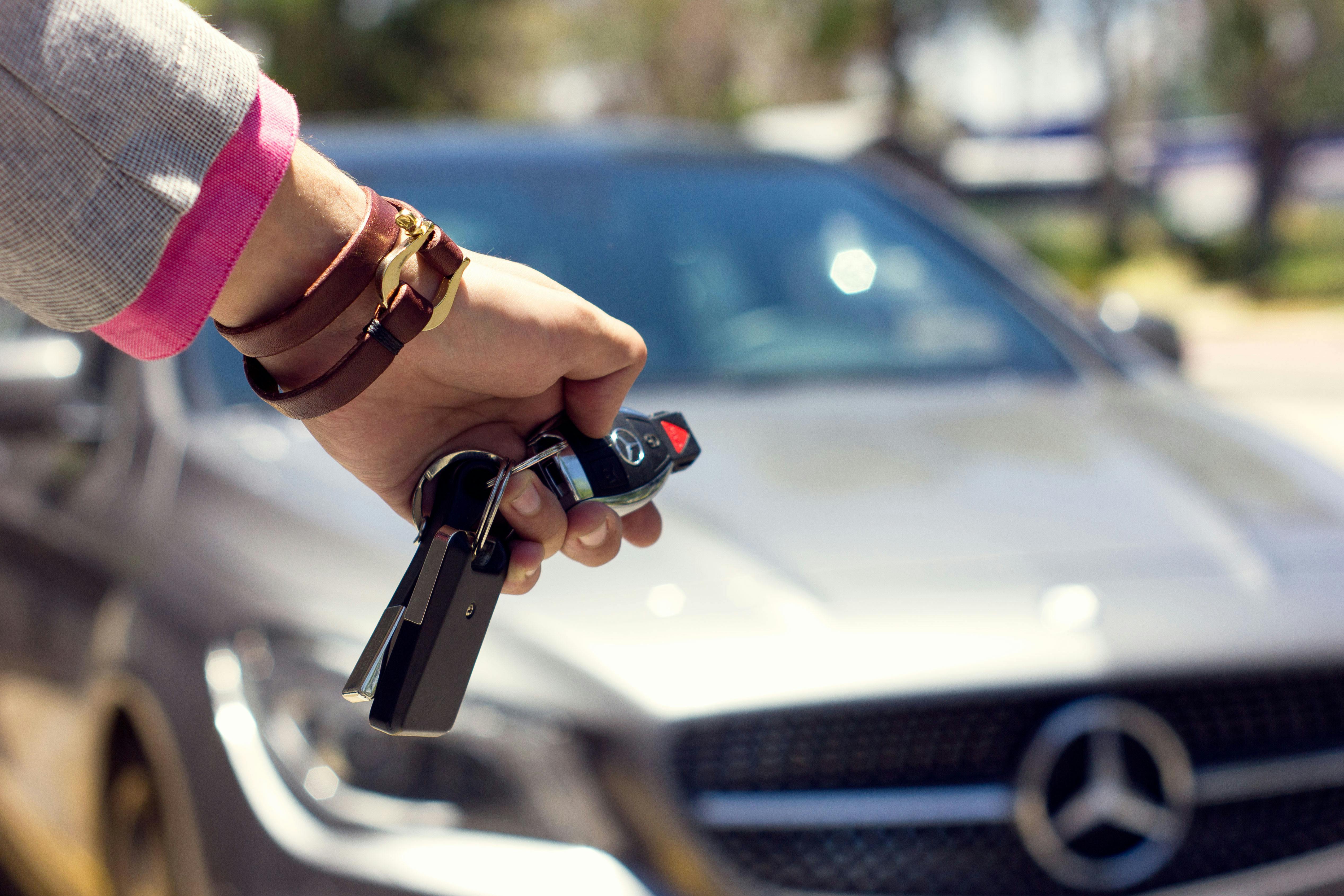 A person holding car keys | Source: Pexels