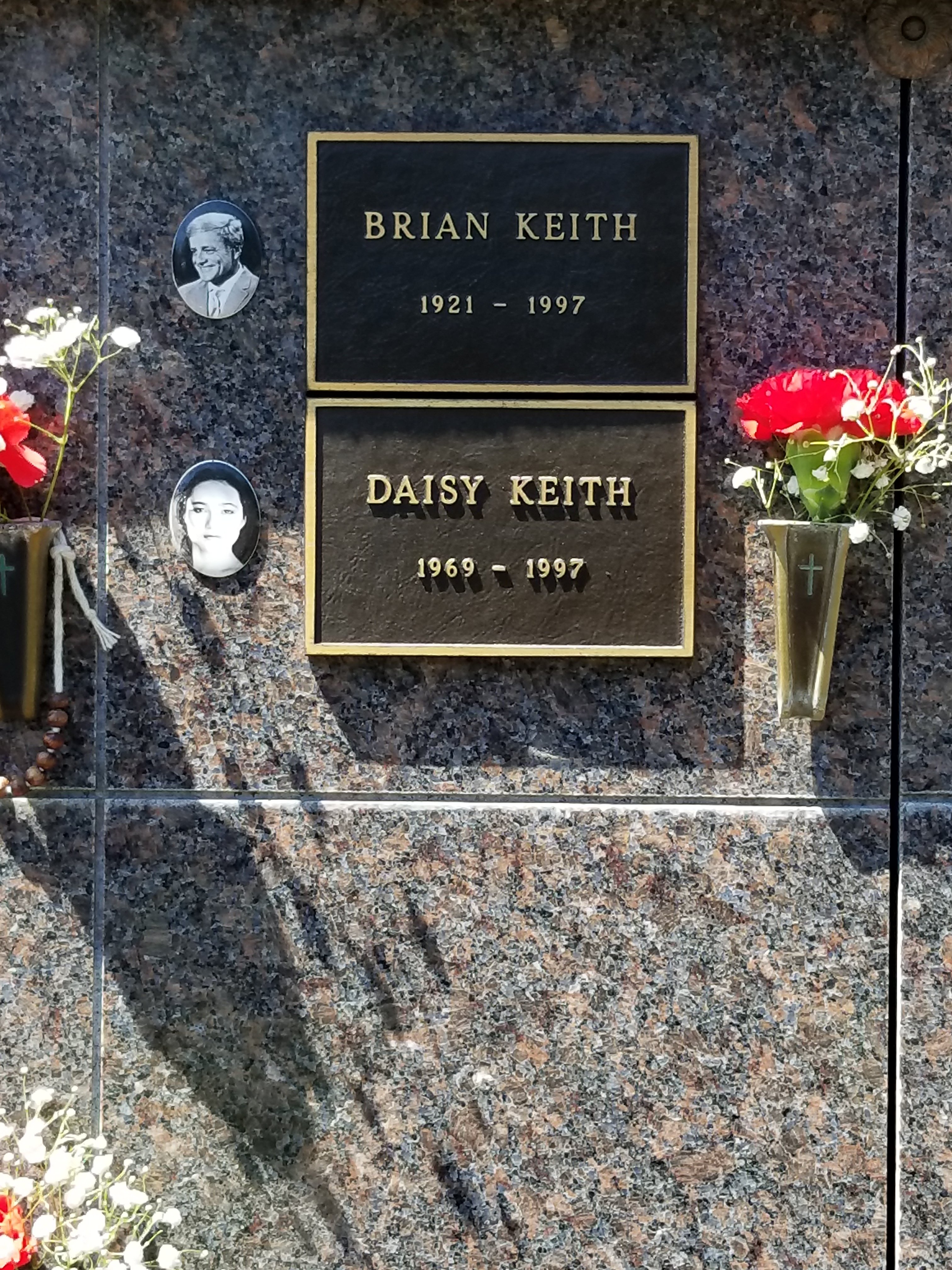Brian Keith's Grave Marker. | Source: Wikimedia Commons, Public Domain