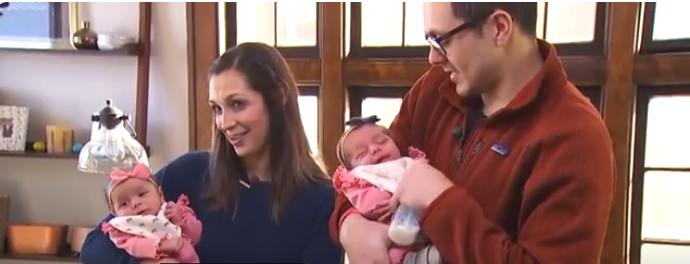 Shelly and Robert Battista smile as they hold their newborn twin daughters, dated March 20, 2023 | Source: Youtube/@TODAY