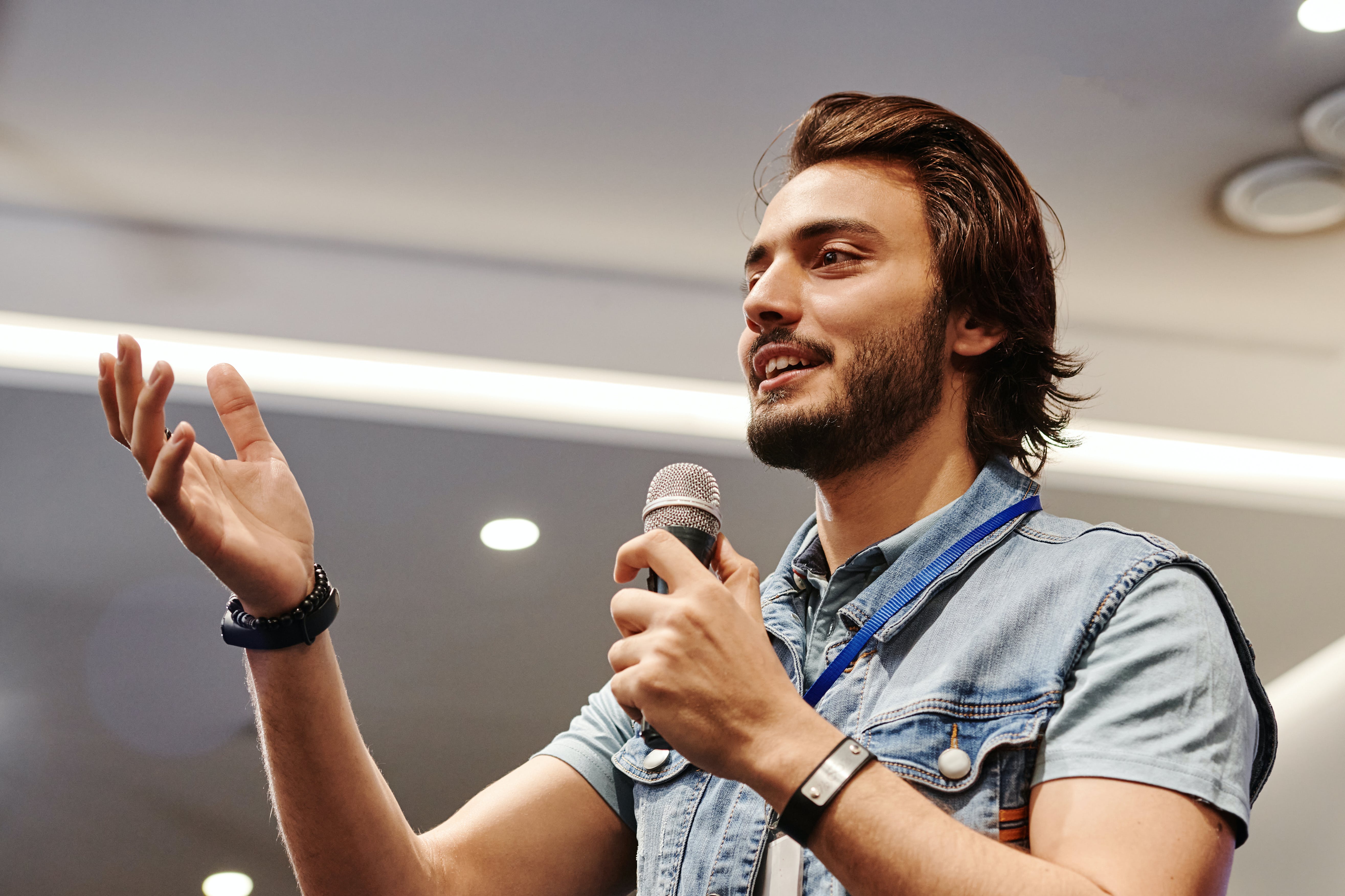 A man holding a microphone. | Source: Pexels