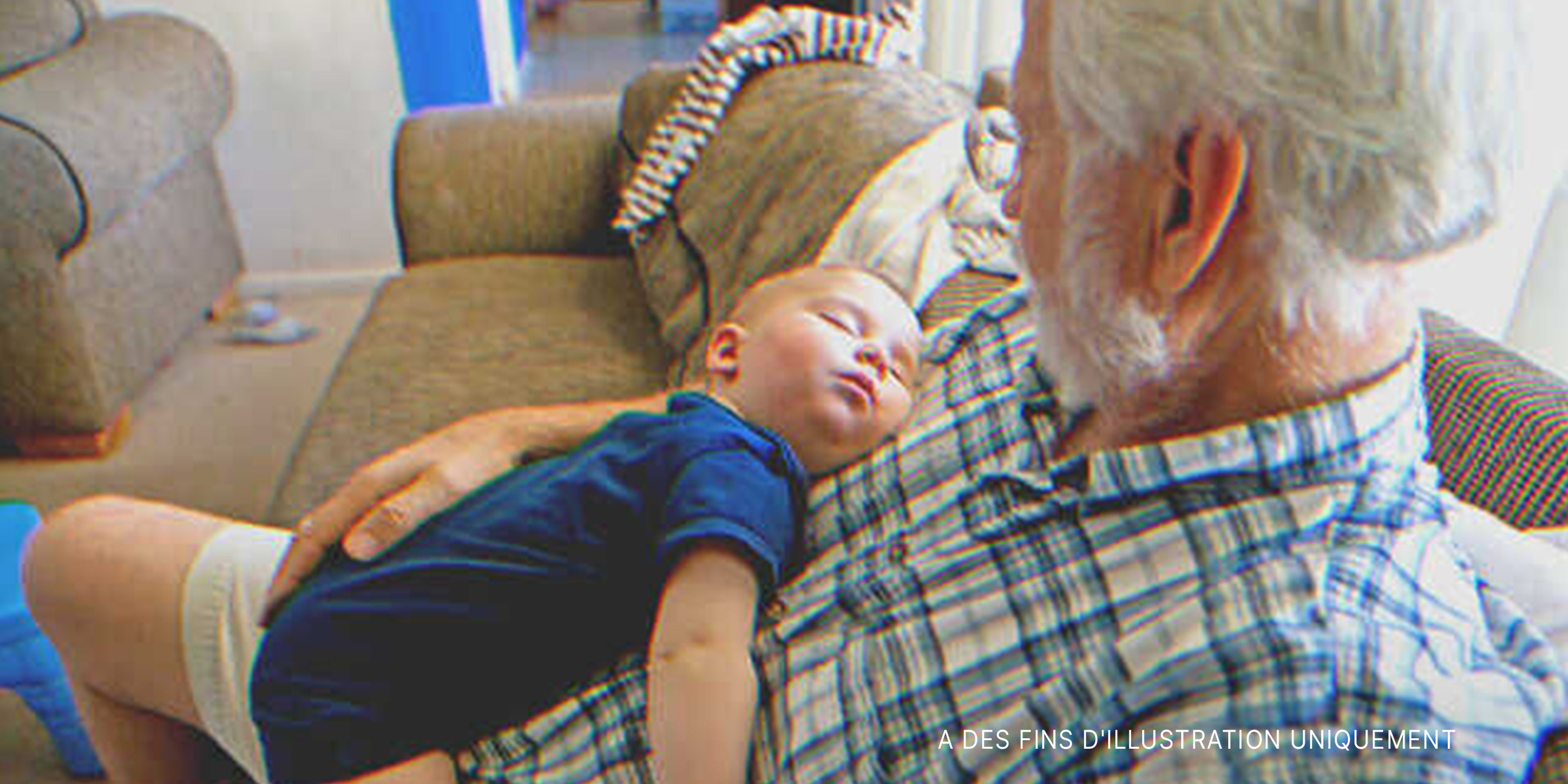 Un vieil homme berce un bébé pour l'endormir | Source : Shutterstock