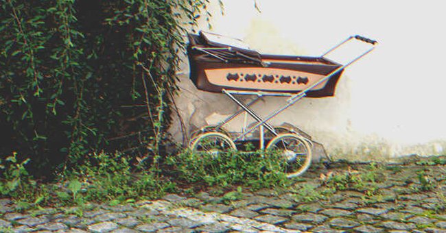 Johanna war fassungslos, als sie einen Kinderwagen in ihrem Garten parkte. | Quelle: Shutterstock