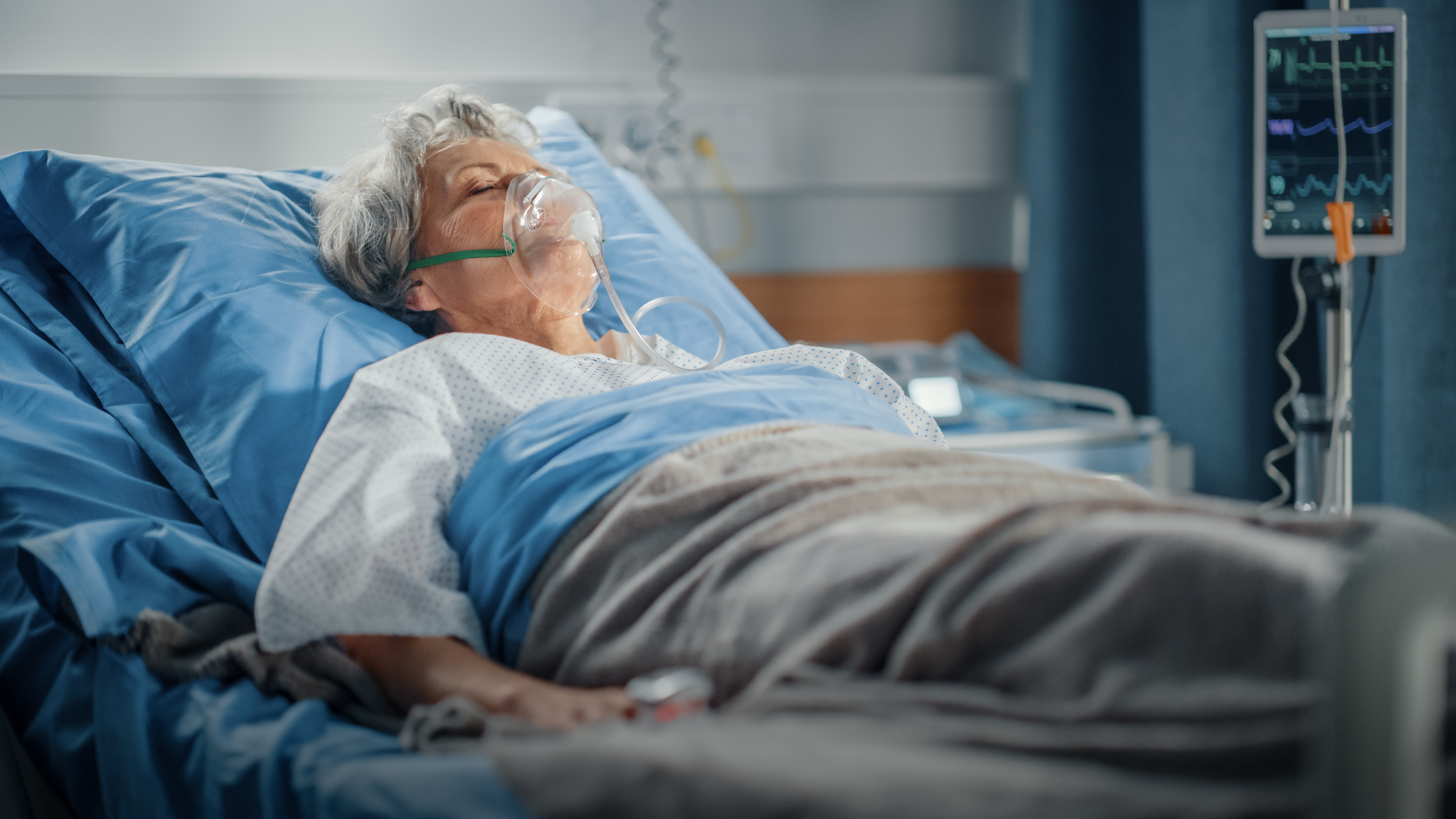 An older woman in a hospital bed | Source: Shutterstock