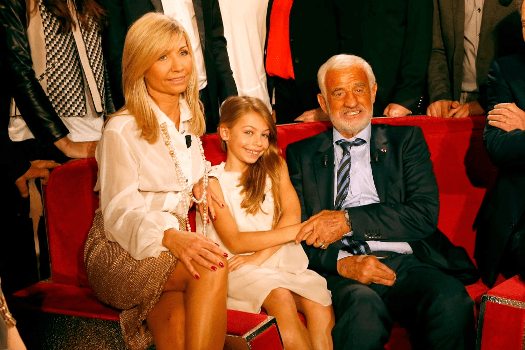 Jean-Paul Belmondo, sa fille Stella Belmondo et son ex-femme Natty Belmondo (mère de Stella) participent à l'émission de télévision française "Vivement Dimanche", pour le 80e anniversaire de Jean-Paul Belmondo, au Pavillon Gabriel le 10 avril 2013 à Paris, France. | Photo : Getty Images Jean-Paul Belmondo, sa fille Stella Belmondo et son ex-femme Natty Belmondo (mère de Stella) participent à l'émission de télévision française "Vivement Dimanche", pour le 80e anniversaire de Jean-Paul Belmondo, au Pavillon Gabriel le 10 avril 2013 à Paris, France. | Photo : Getty Images