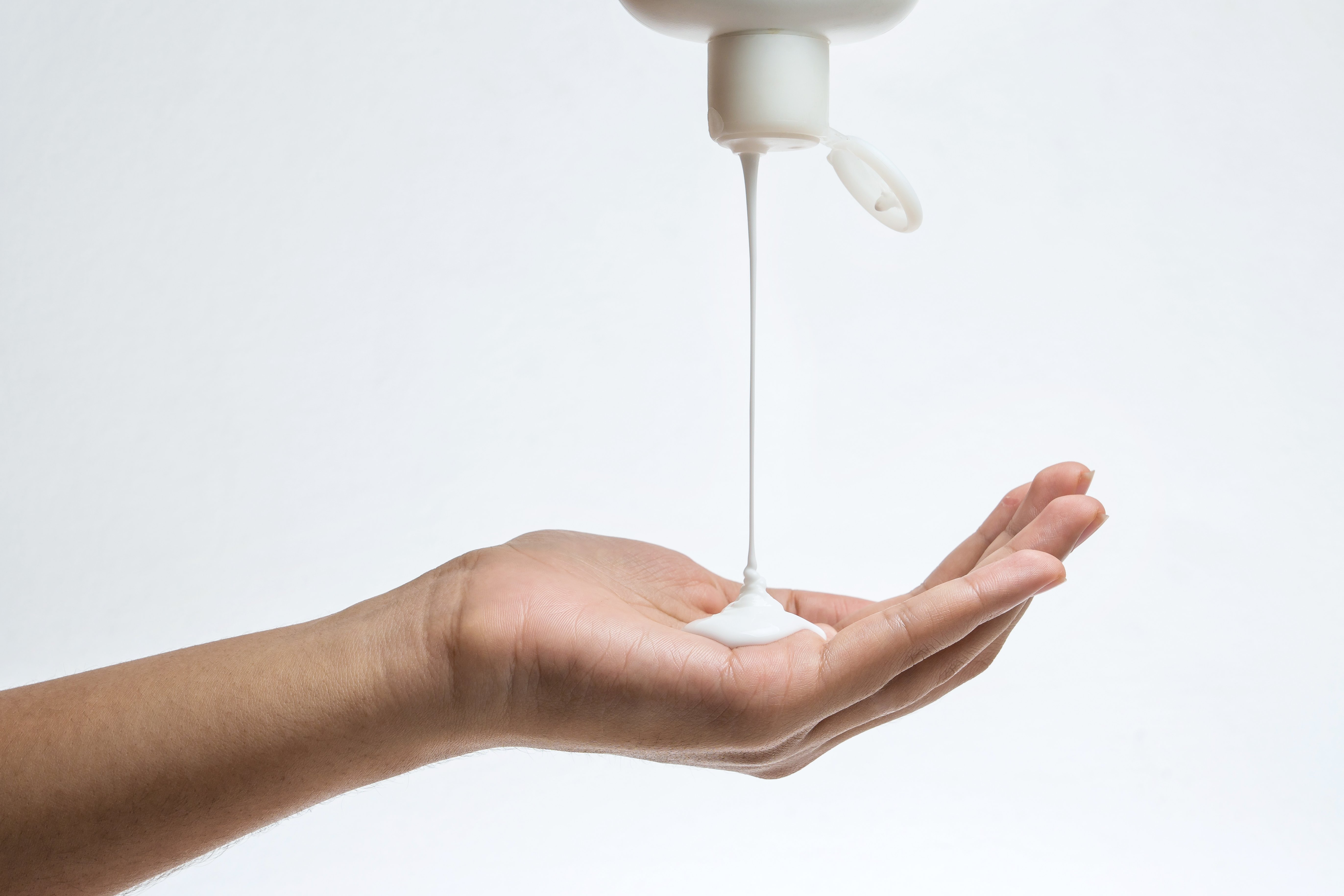 A photo of a hand pouring out body lotion | Source: Shutterstock