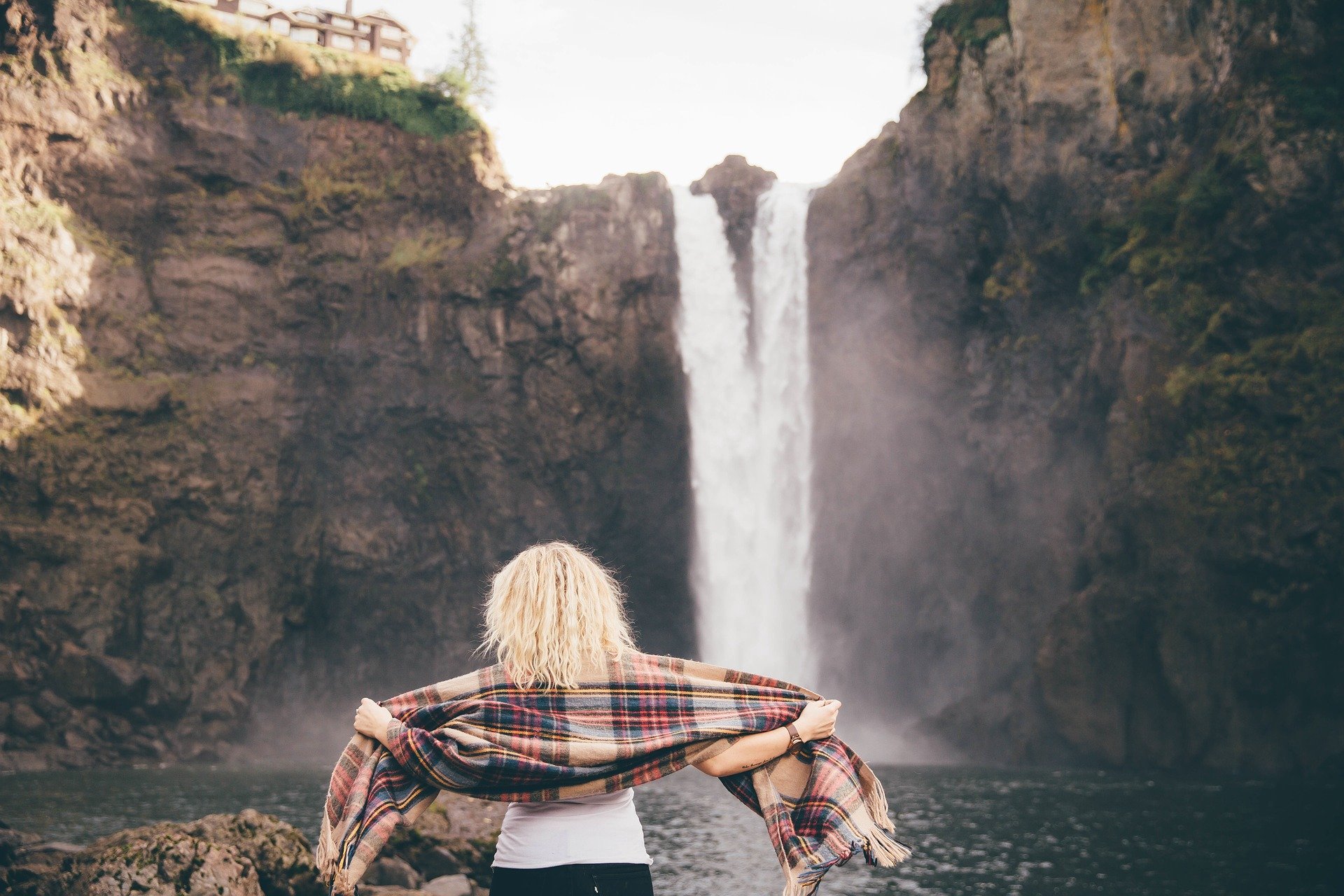 Une femme porte un foulard au chutes d'eau. | Photo : Pixabay Une femme porte un foulard au chutes d'eau. | Photo : Pixabay