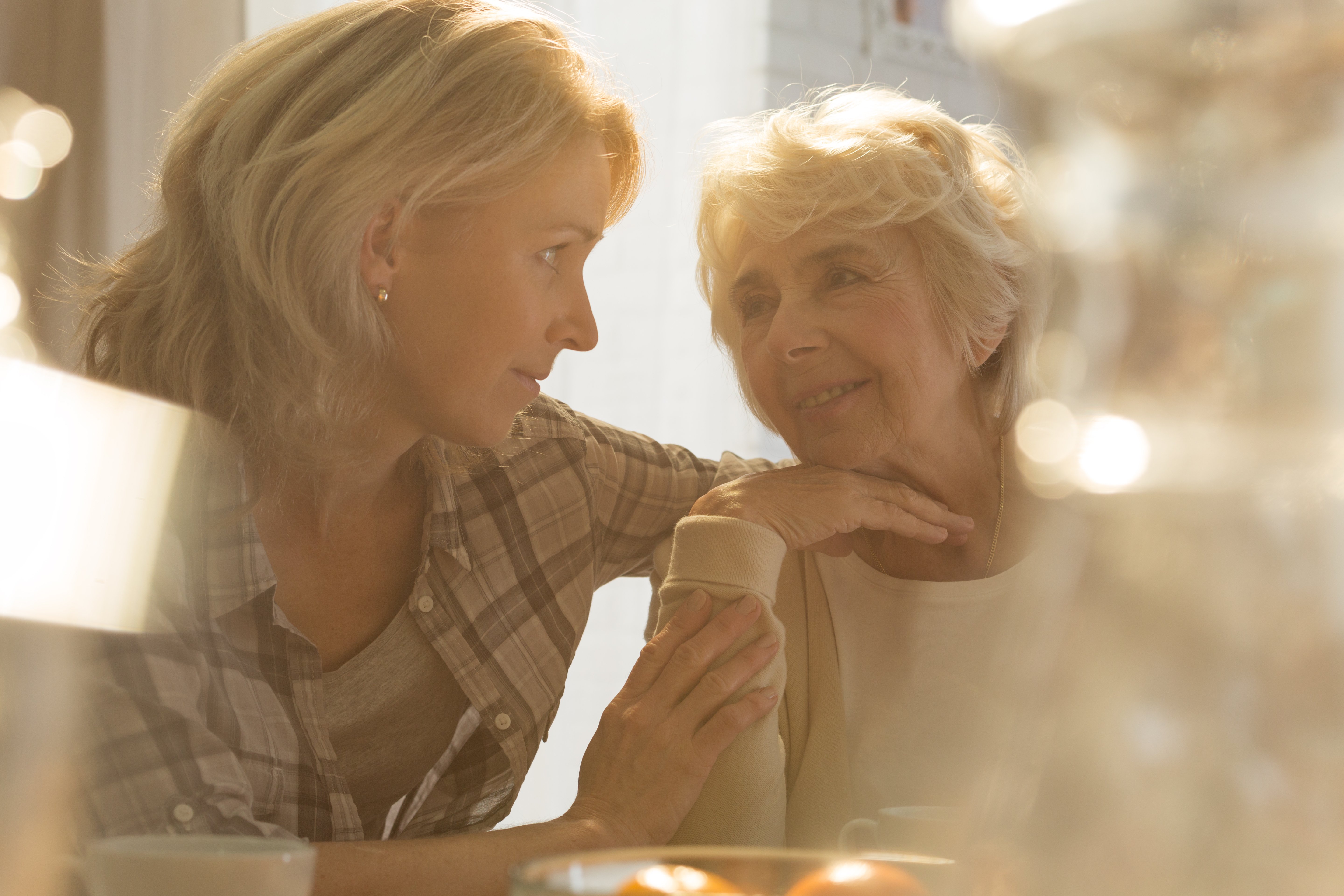 Pflegekraft mittleren Alters, die Zeit mit älterer Frau verbringt | Quelle: Shutterstock